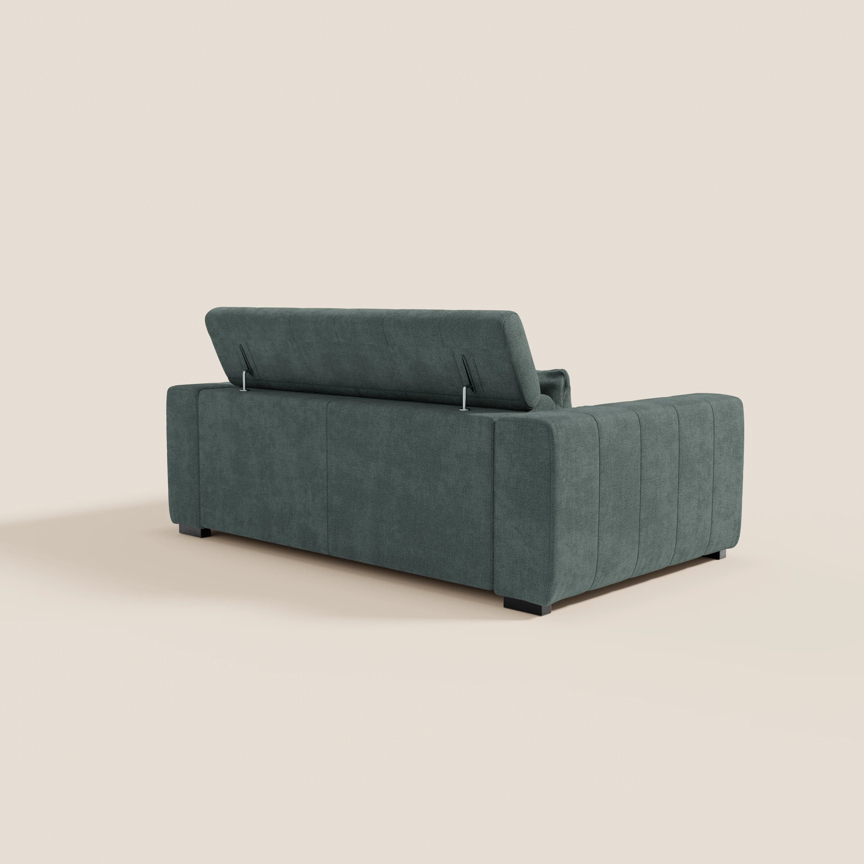 Il divano Doric 3 posti di Divani.Store, in tessuto antimacchia T23 verde scuro, è dotato di poggiatesta reclinabile e sedute allungabili elettricamente. Presentato nella parte posteriore con lo schienale sollevato che rivela il vano portaoggetti, poggia su gambe nere su uno sfondo color crema.