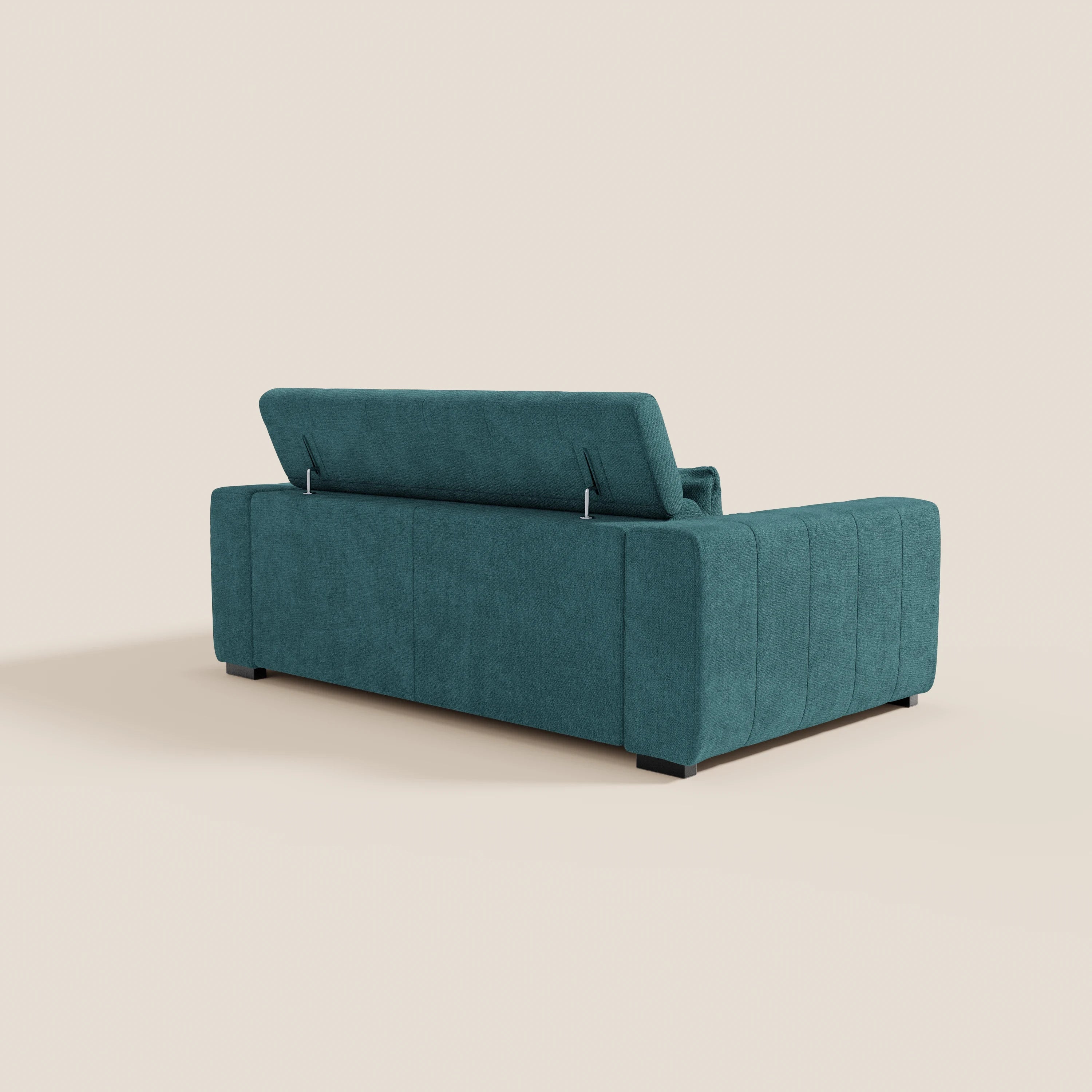 Il divano Doric 3 posti di Divani.Store è caratterizzato da un moderno design verde acqua con schienale rialzato, cerniere metalliche a vista, ampi braccioli imbottiti e morbido tessuto antimacchia T23 con cuciture laterali verticali. Il relax elettrico estende le sedute; i poggiatesta sono reclinabili.