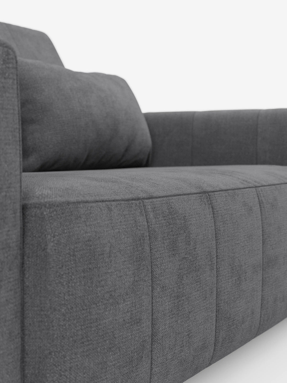 Primo piano del divano dorico a 3 posti con sedute allungabili tramite meccanismo relax elettrico di Divani.Store, che mette in risalto il rivestimento in tessuto T23 testurizzato e antimacchia, i cuscini rigidi e gli ampi braccioli. La prospettiva angolata mette in risalto i meticolosi dettagli delle cuciture e le linee pulite e minimaliste di questo divano dal design moderno con poggiatesta reclinabile. Immagine su sfondo bianco.