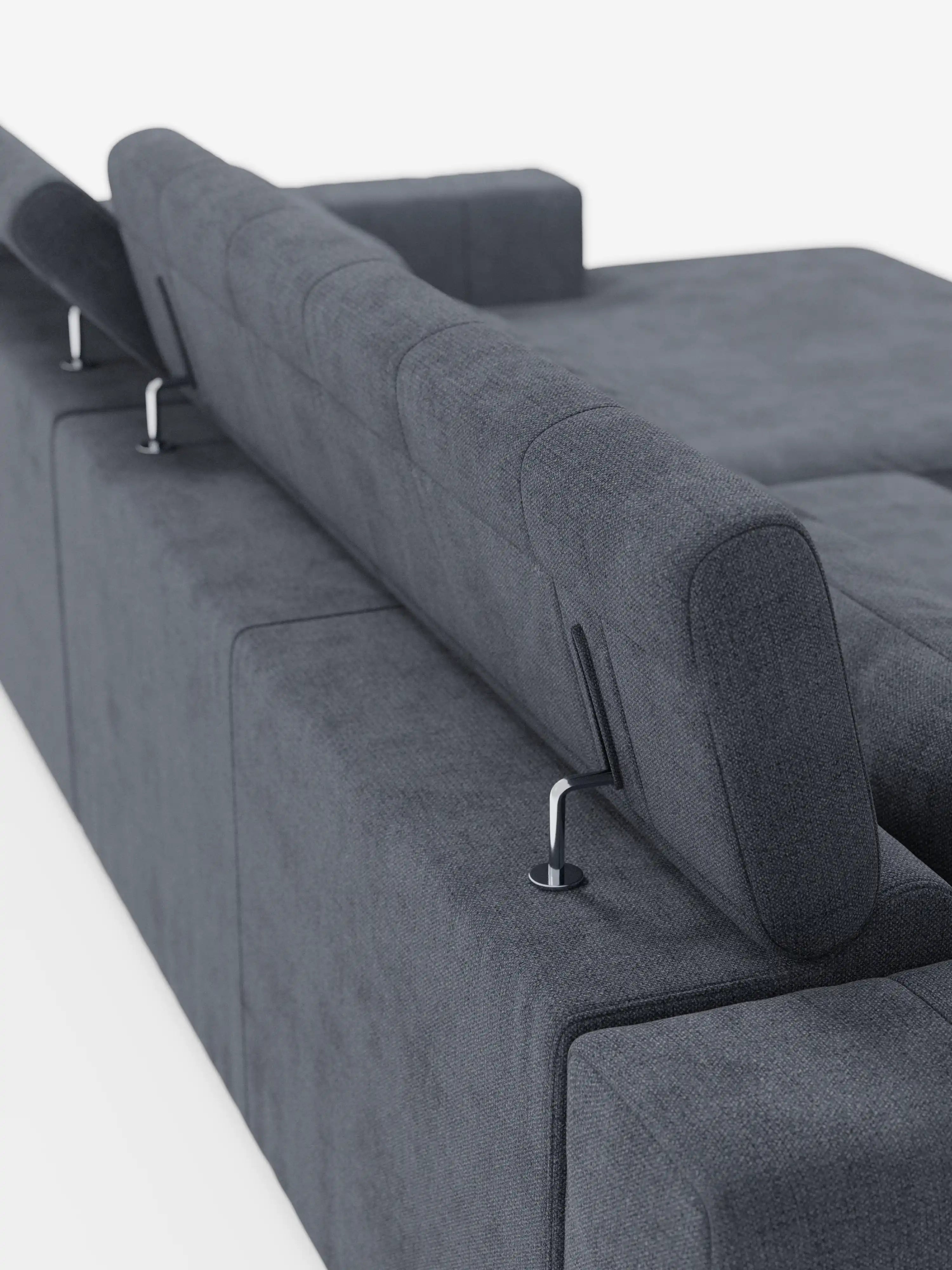 Un divano angolare in stile dorico contemporaneo con penisola e sedute allungabili con funzione relax elettrica di Divani.Store è ripreso da dietro in una prospettiva obliqua. Rivestito in tessuto T23 grigio scuro e resistente alle macchie, questo divano moderno presenta morbidi cuscini, poggiatesta reclinabili regolabili, eleganti supporti in metallo e un design minimalista, ideale per interni contemporanei. Lo sfondo è bianco a tinta unita.
