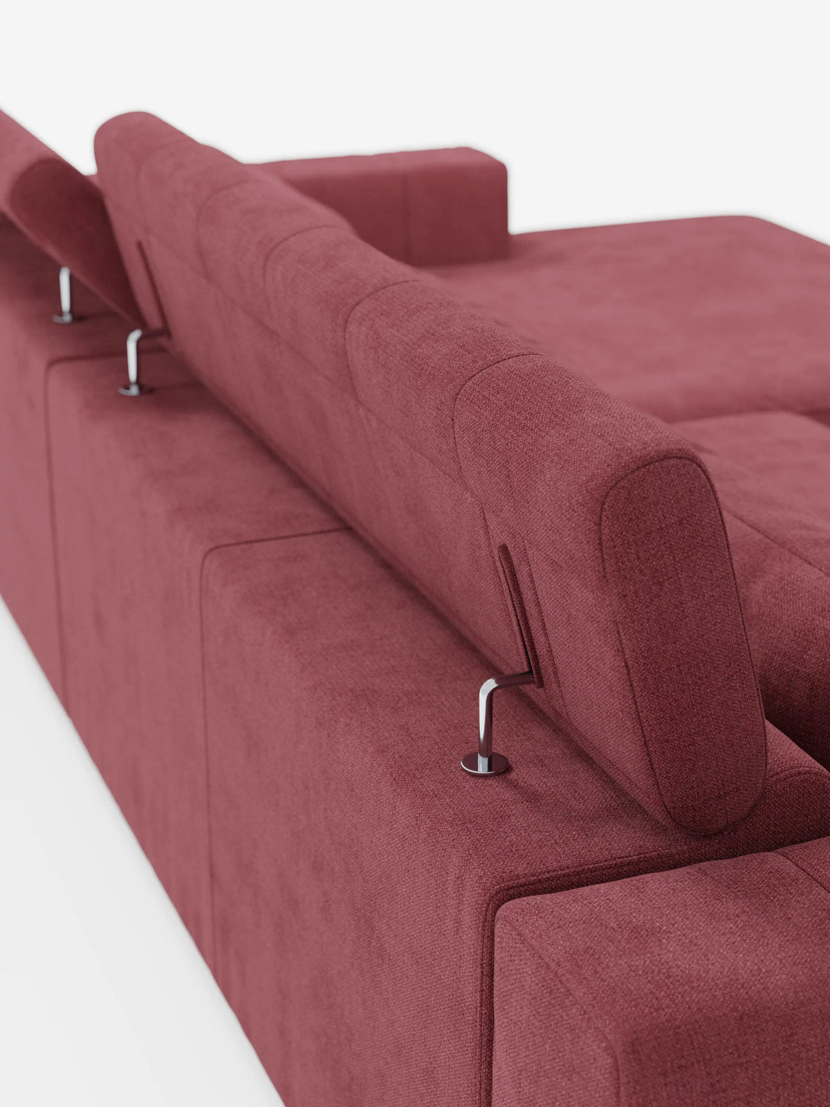 Un divano componibile contemporaneo — Doric Divano angolare con penisola e sedute allungabili con relax elettrico — di Divani.Store, rivestito in tessuto T23 bordeaux resistente alle macchie e dotato di poggiatesta reclinabili. L’immagine è ripresa da un’angolazione posteriore, che mette in risalto i contorni slanciati del divano, la silhouette squadrata e i supporti cromati dei poggiatesta regolabili su uno sfondo bianco a tinta unita.