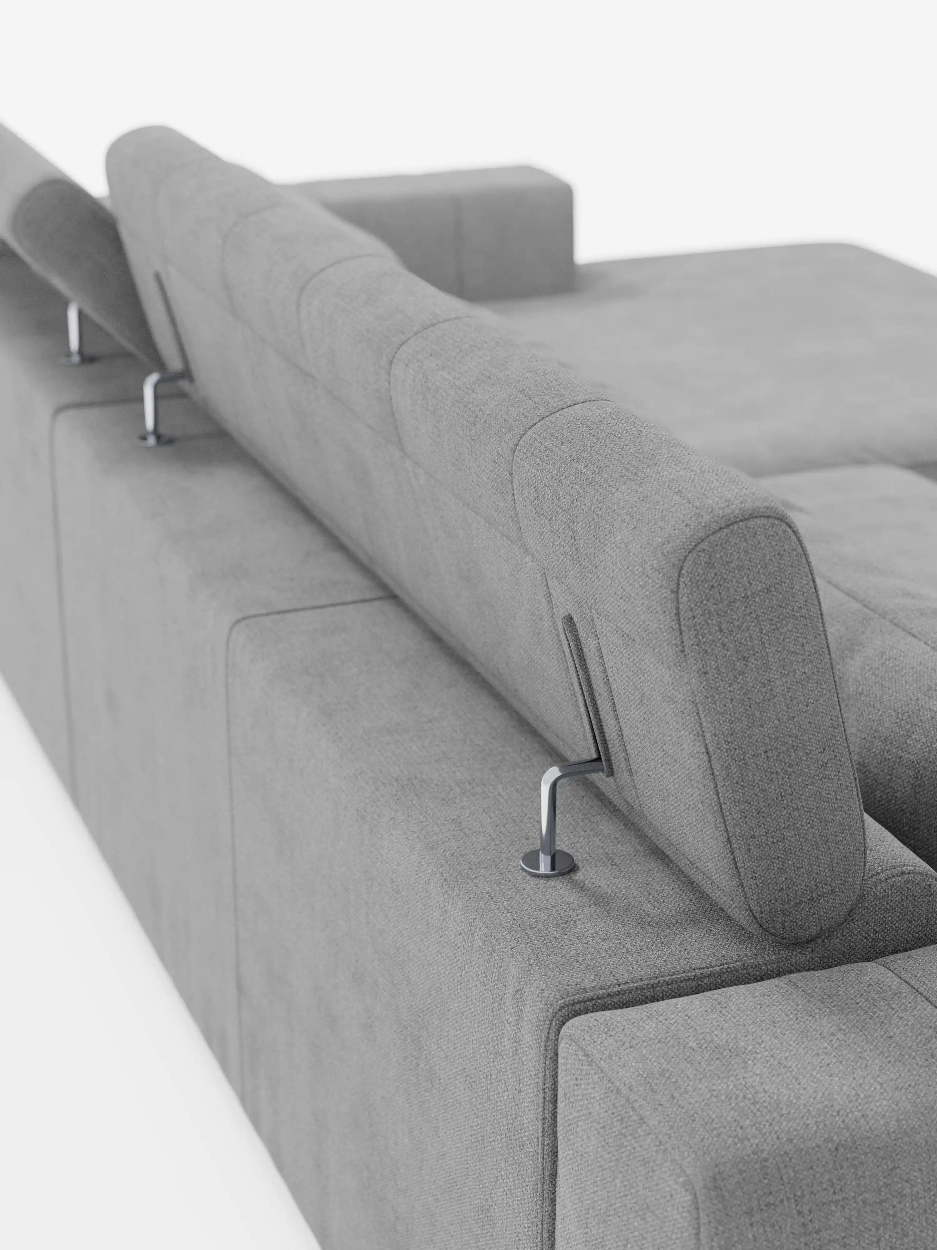 Primo piano del divano angolare dorico con penisola e sedute allungabili di Divani.Store, che mette in risalto il suo moderno rivestimento in tessuto T23 grigio e resistente alle macchie. L’immagine mette in risalto lo schienale e i poggiatesta reclinabili regolabili elettricamente, montati su eleganti aste metalliche. Le linee pulite e rettangolari del divano evocano un’estetica raffinata, mentre lo sfondo bianco minimalista ne sottolinea il design contemporaneo.