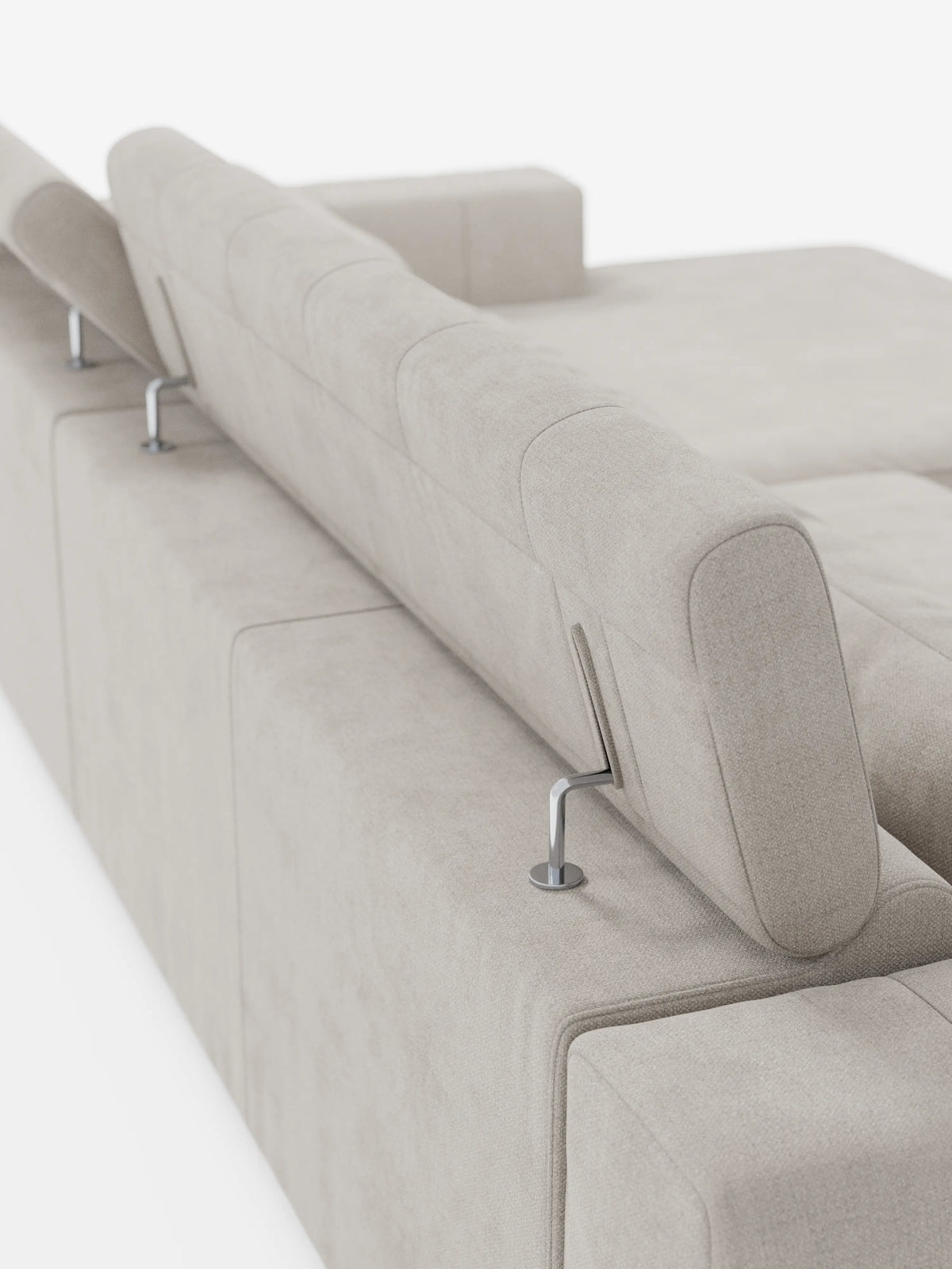 Un primo piano della parte posteriore del moderno “Doric Divano angolare con penisola e sedute allungabili con relax elettrico” di Divani.Store, rivestito in tessuto T23 liscio e resistente alle macchie. L'elegante divano beige è dotato di poggiatesta regolabili e reclinabili, sostenuti da sottili aste metalliche, e si caratterizza per un design minimalista e squadrato che risalta sullo sfondo bianco.
