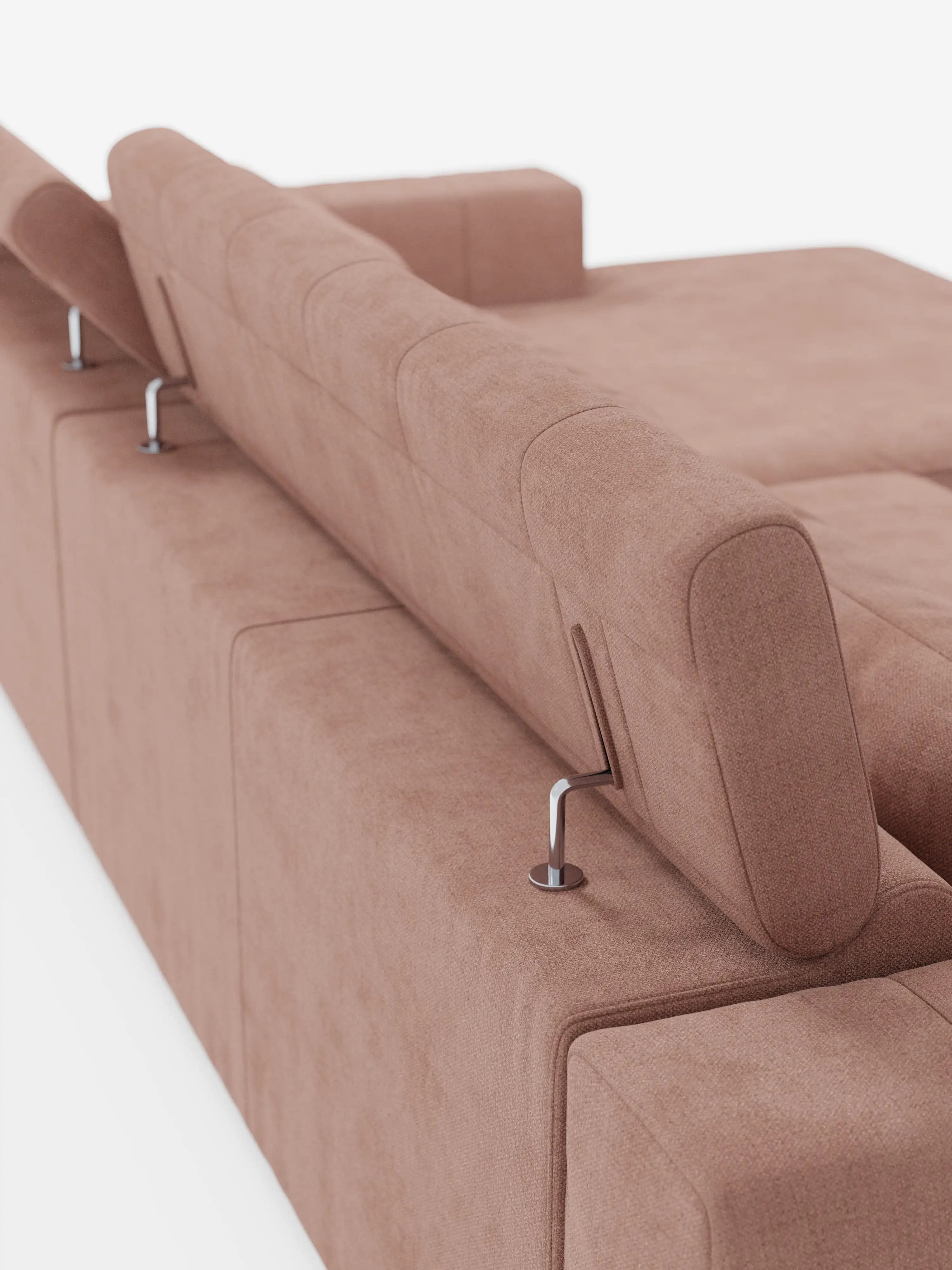 Un primo piano del divano angolare dorico con penisola e sedute allungabili con funzione relax elettrica di Divani.Store, dotato di poggiatesta regolabili ed eleganti supporti in metallo, rivestito in tessuto T23 marrone chiaro resistente alle macchie, ripreso da dietro e di lato su uno sfondo bianco.