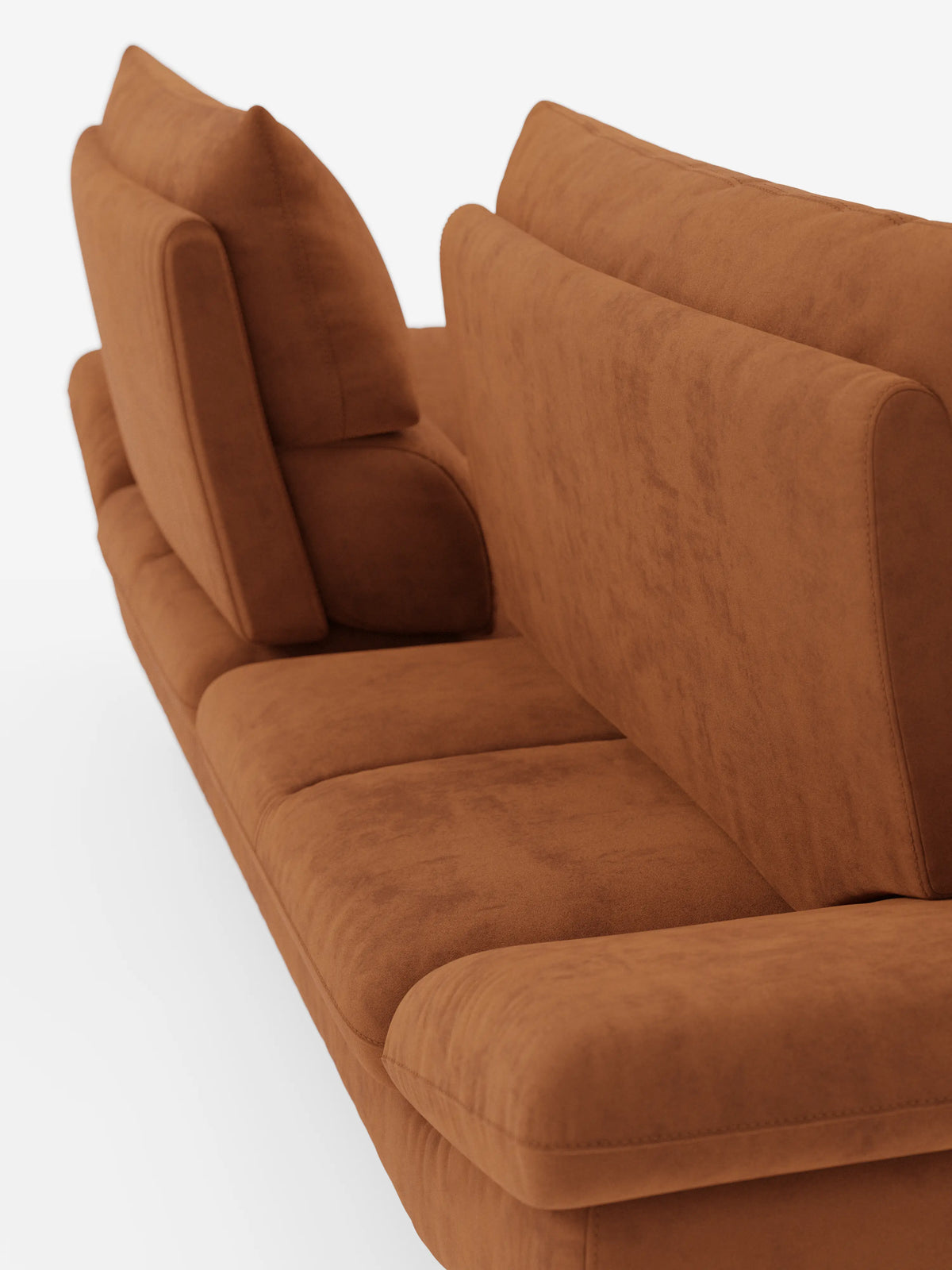 Un primo piano dell’Eclipse Divano dal design moderno a 2 e 3 posti di Divani.Store ne rivela i cuscini spessi, i cuscini dello schienale ben evidenti con schienali traslanti per un comfort regolabile e la silhouette minimalista. Su uno sfondo bianco, l’immagine mette in risalto la morbida consistenza del suo elegante rivestimento in microfibra smacchiabile T11, resistente alle macchie, ed evidenzia le gambe alte: elementi distintivi del design di questo divano contemporaneo.