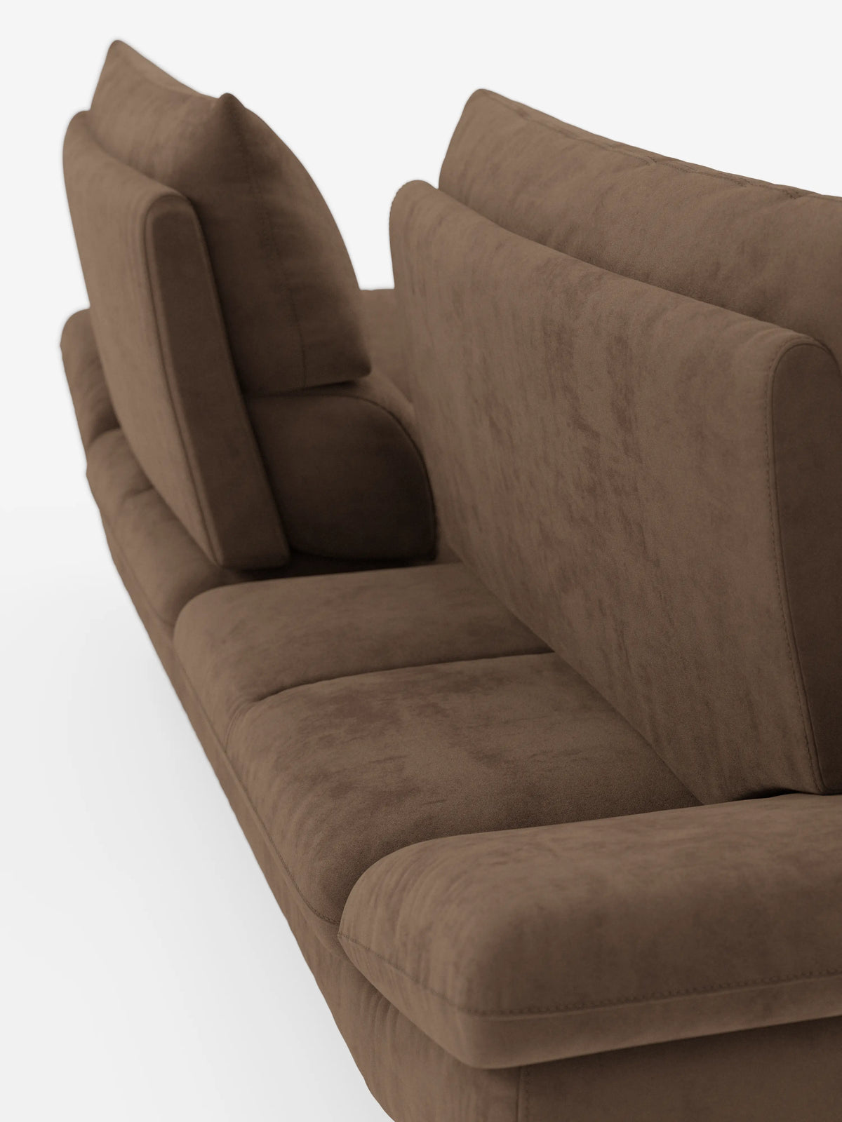Primo piano del divano Eclipse dal design moderno a 2 e 3 posti di Divani.Store, rivestito in elegante microfibra T11 resistente alle macchie. Questo divano contemporaneo color marrone presenta cuscini di seduta e schienale spessi e morbidi, con schienali traslanti per un comfort regolabile. Le gambe alte e il tessuto testurizzato ne esaltano l’estetica moderna, mentre lo sfondo bianco mette in risalto le linee pulite e il colore intenso di questo elegante complemento d’arredo.