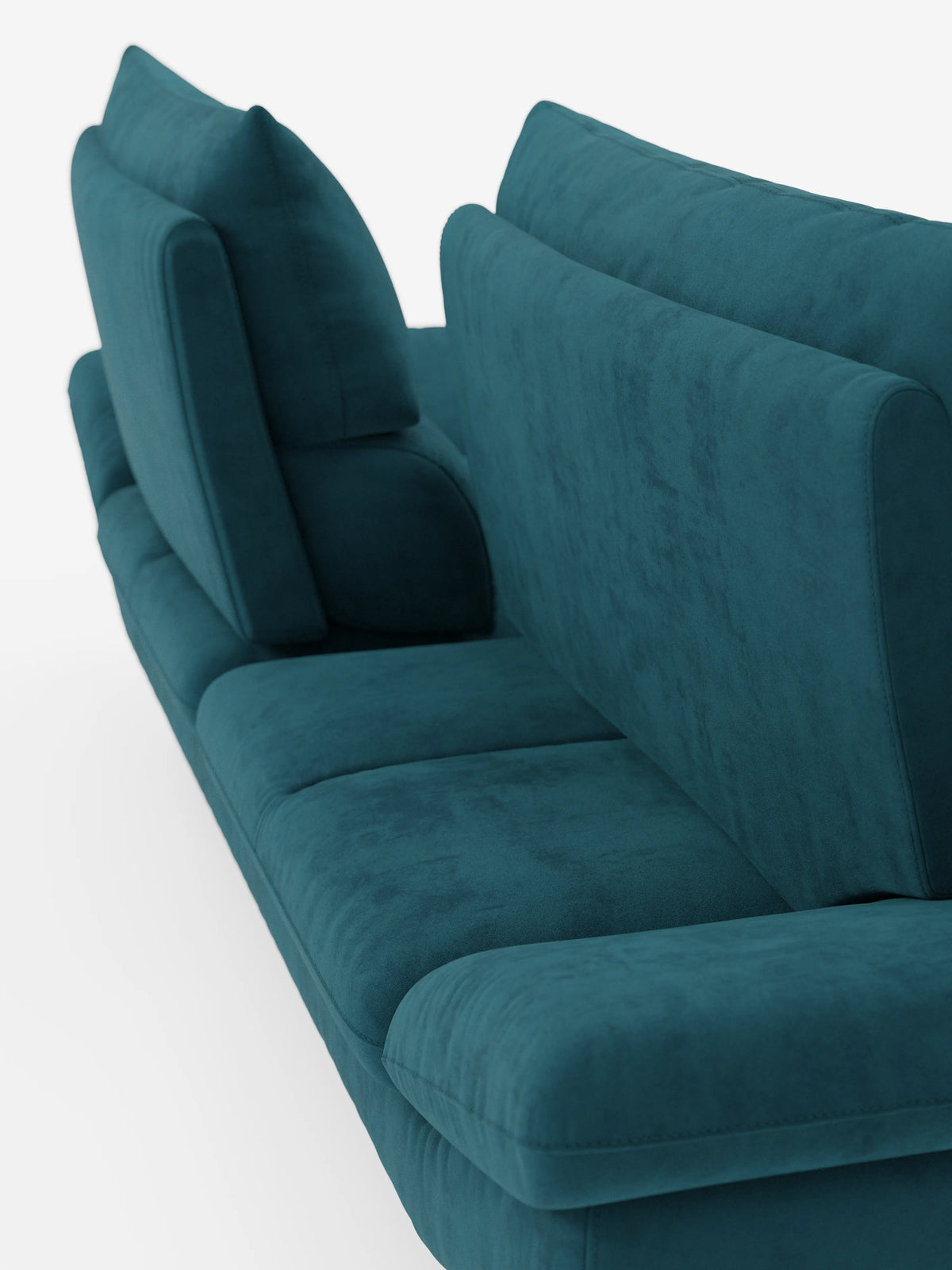 Un primo piano del divano Eclipse dal design moderno a 2 e 3 posti con schienali scorrevoli di Divani.Store, caratterizzato da cuscini morbidi e spessi e ampi braccioli in elegante microfibra T11 resistente alle macchie. Incontrastato da uno sfondo bianco, l’angolazione mette in risalto la trama raffinata e il colore intenso del rivestimento, nonché le gambe alte, sottolineando la raffinatezza contemporanea di questo divano moderno.