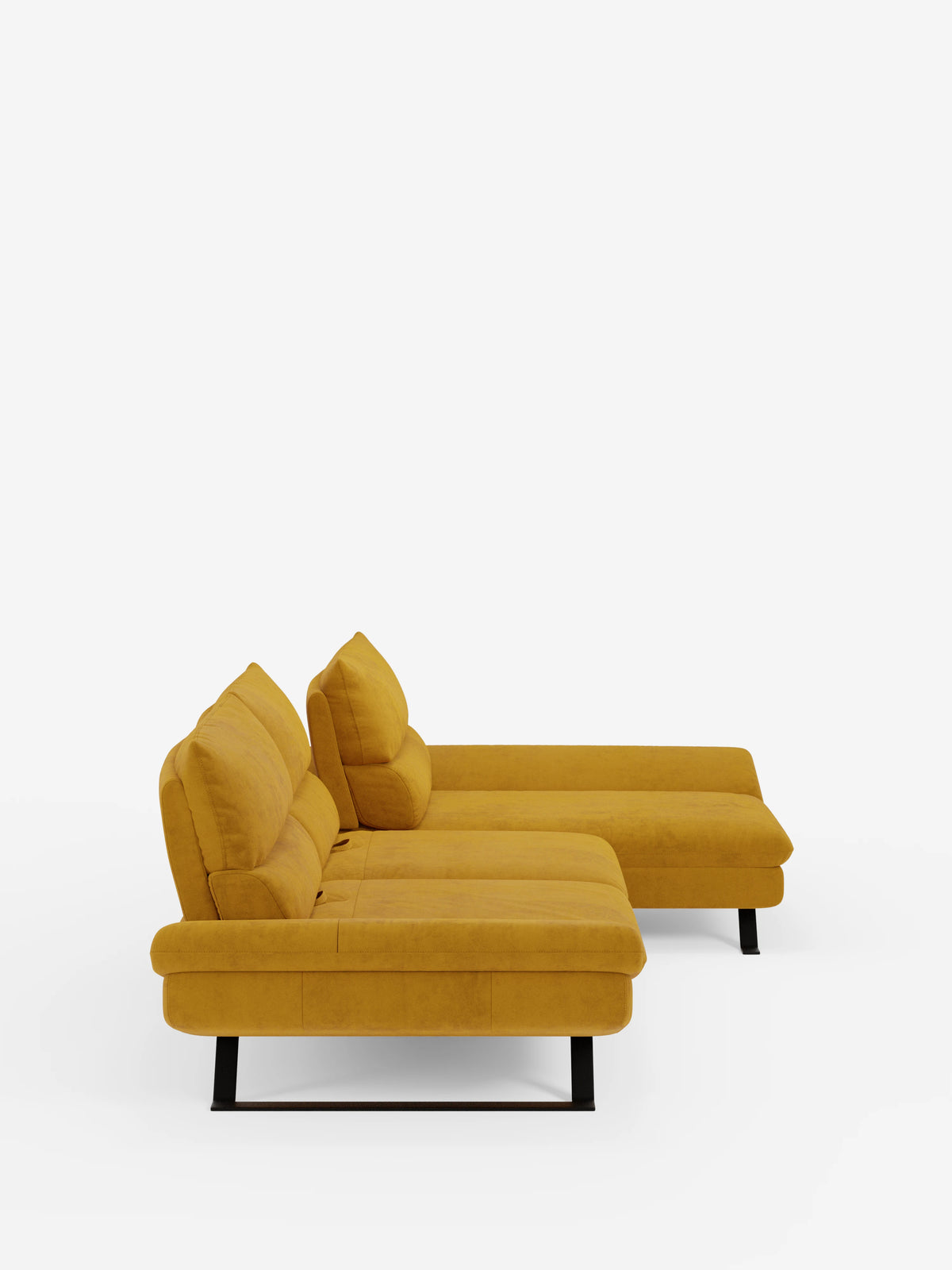 Due moderni divani imbottiti color giallo senape della collezione Eclipse di Divani.Store sono disposti fianco a fianco su uno sfondo bianco. Caratterizzato da morbidi cuscini, gambe nere e una seduta più lunga (penisola) sulla destra, questo divano angolare con schienali traslanti in microfibra tecnica smacchiabile T11 crea un invitante effetto chaise longue se osservato di profilo.