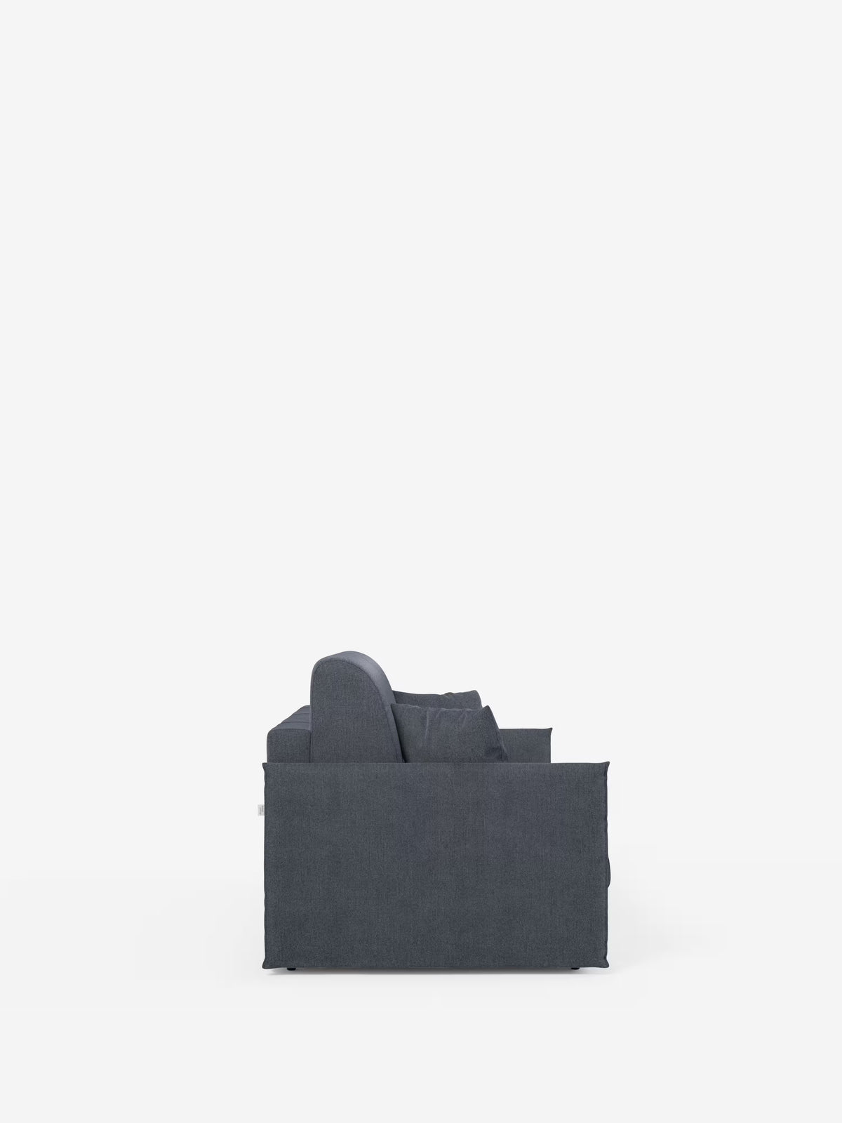 Un divano letto matrimoniale sfoderabile Evans di Divani.Store è ripreso di profilo su uno sfondo bianco. Questo divano letto compatto, rivestito in tessuto smacchiabile T23, presenta una silhouette squadrata, cuciture ben definite e morbidi cuscini dall’estetica moderna e minimalista. Il suo design salvaspazio rinuncia alle gambe a vista e include un pratico vano porta guanciali per una maggiore praticità.