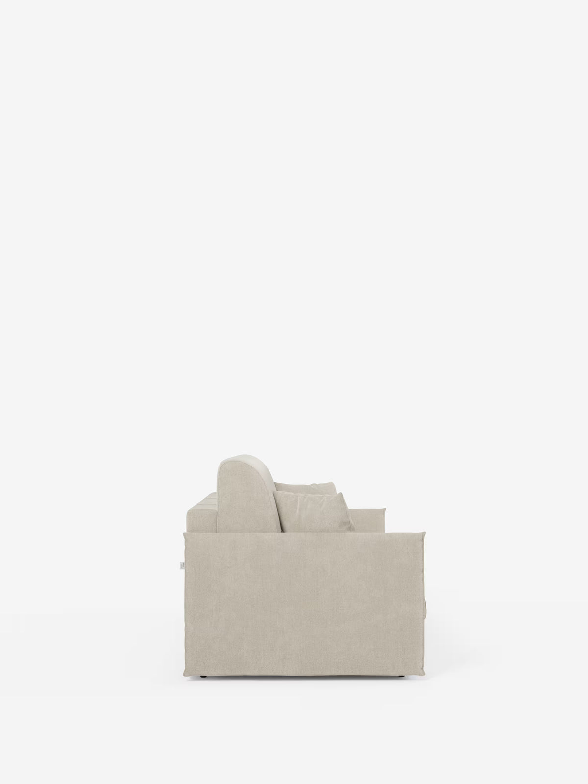 Vista laterale del divano letto matrimoniale sfoderabile Evans di Divani.Store in tessuto beige T23, caratterizzato da un design compatto e da un pratico vano porta-cuscini, su uno sfondo bianco a tinta unita. Lo schienale basso, la seduta morbida e i cuscini dello schienale del divano creano un look accogliente ma contemporaneo. Questa immagine minimalista mette in risalto l’estetica raffinata e la funzionalità salvaspazio di questo divano, con ampi spazi vuoti che ne accentuano l’eleganza compatta.