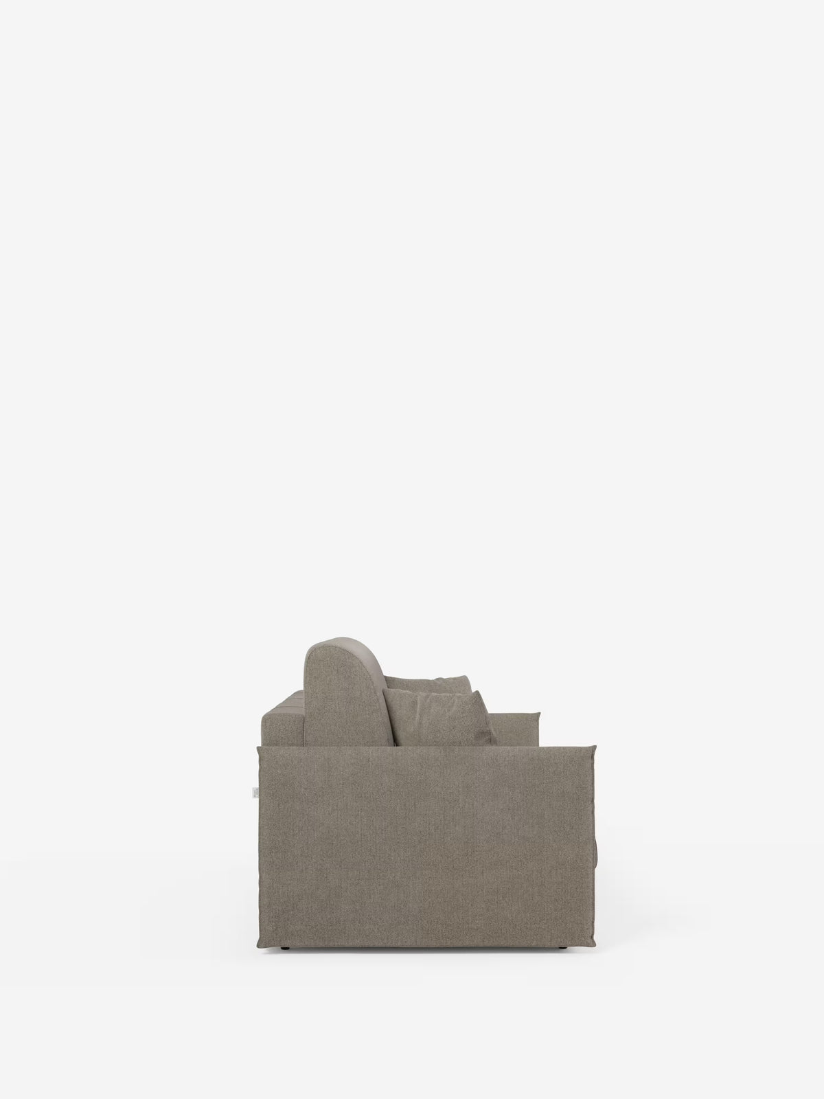 Vista laterale del divano letto matrimoniale sfoderabile Evans di Divani.Store, caratterizzato da un rivestimento in tessuto T23 moderno, di colore marrone chiaro e antimacchia, con linee pulite, silhouette squadrata e cuciture a vista. Questo modello compatto è dotato di un vano porta-cuscini integrato ed è ripreso su uno sfondo bianco per enfatizzarne l’estetica minimalista e contemporanea. Nell’immagine non sono presenti altri oggetti o decorazioni.