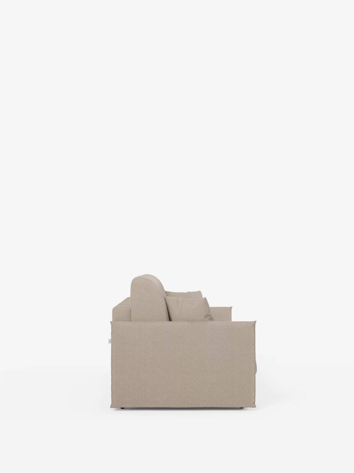 Vista laterale del divano letto matrimoniale sfoderabile Evans di Divani.Store, qui raffigurato in beige chiaro, rivestito in tessuto smacchiabile T23. Questo divano letto compatto presenta una silhouette squadrata con cuscini spessi per la seduta e lo schienale, ampi braccioli e gambe corte posizionate con discrezione alla base. Il suo design minimalista e moderno include un pratico vano porta guanciali, che lo rende una soluzione salvaspazio ideale per gli ambienti contemporanei.