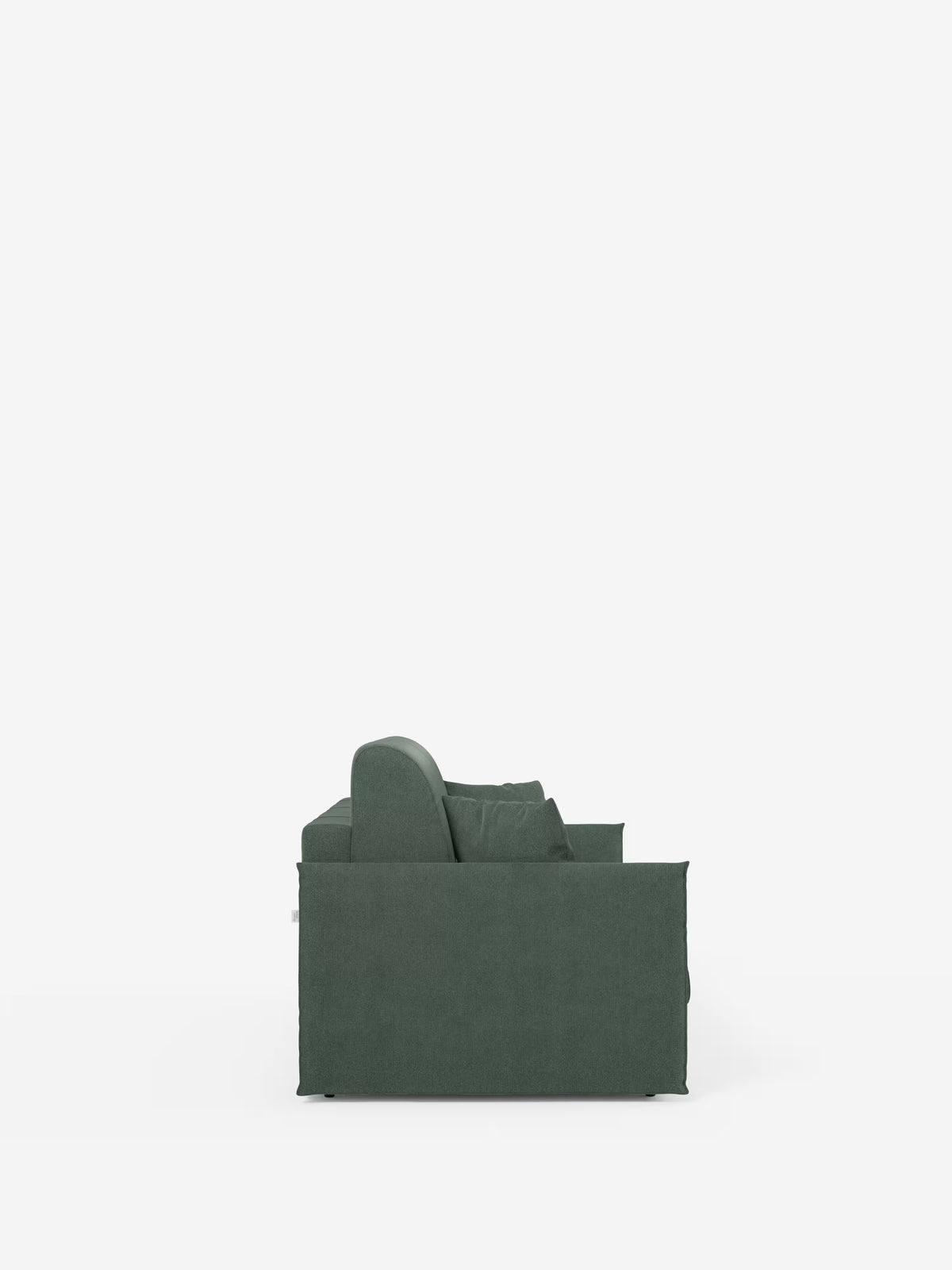 Vista laterale del divano letto matrimoniale sfoderabile Evans di Divani.Store, realizzato in tessuto T23 verde scuro resistente alle macchie, caratterizzato da un design compatto con due cuscini di seduta, un bracciolo arrotondato e una balza sul bordo inferiore. Questo divano dal design moderno è dotato di un vano porta-cuscini e mette in risalto la trama del tessuto, il tutto su uno sfondo bianco a tinta unita.