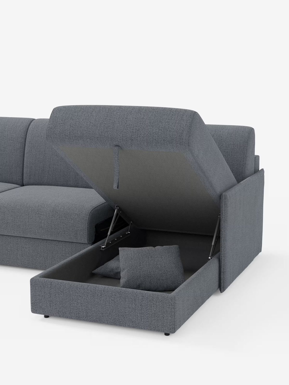 Un divano letto angolare Evans di Divani.Store, caratterizzato da un design compatto e imbottito in grigio, realizzato in tessuto T23 resistente alle macchie. La parte a chaise longue si solleva per rivelare uno spazio contenitore nascosto — una vera e propria “penisola contenitore” — con due cuscini grigi abbinati disposti ordinatamente al suo interno. Lo sfondo è bianco a tinta unita.