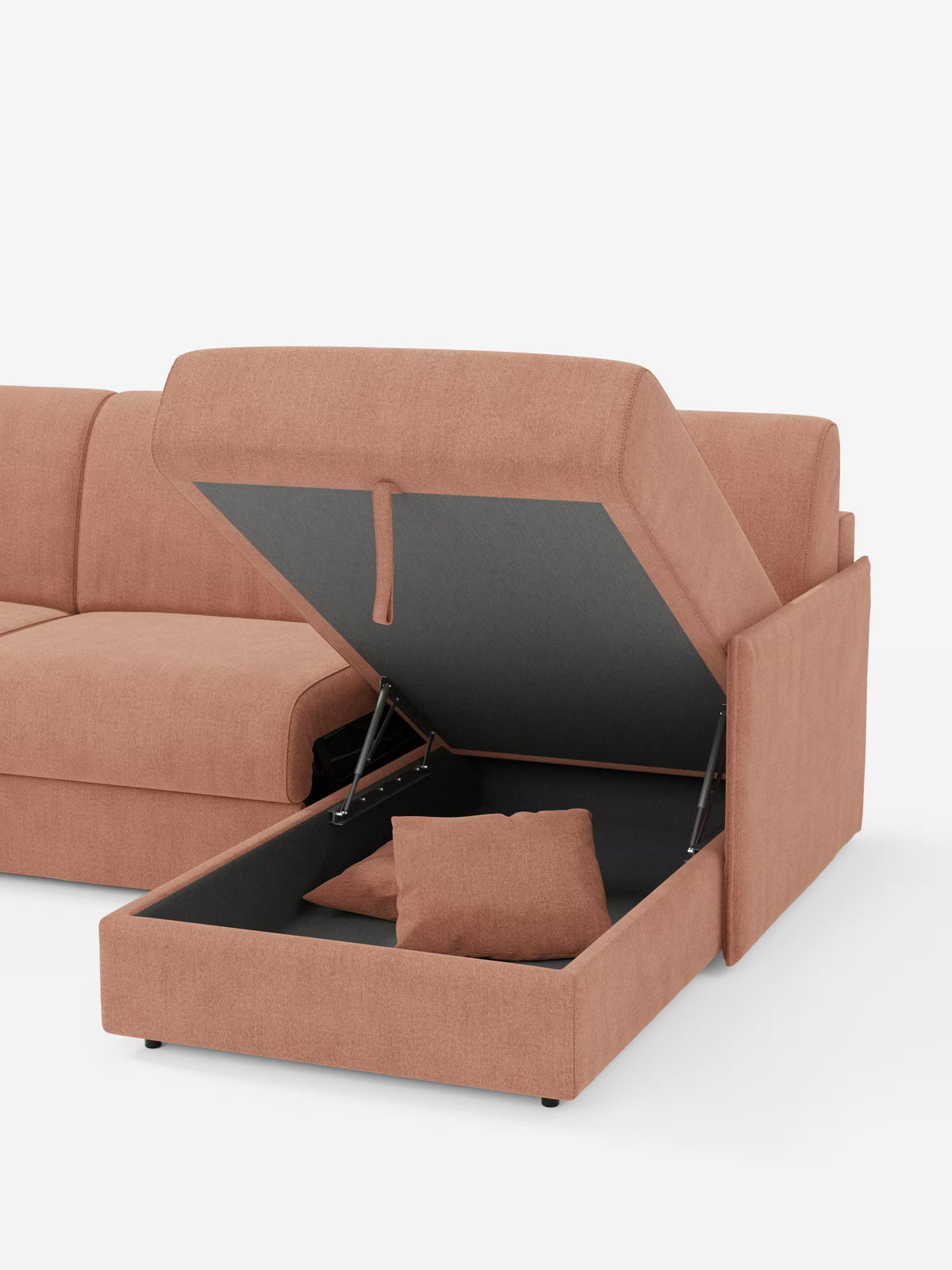Il divano letto angolare con penisola contenitore Evans di Divani.Store è un divano componibile compatto in arancione tenue, rivestito in tessuto T23 facile da pulire. È dotato di una pratica chaise longue con vano portaoggetti aperto sotto una delle sedute, che rivela un interno rivestito di nero contenente due cuscini coordinati. Il coperchio della seduta è sollevato per mettere in evidenza il meccanismo a cerniera, il tutto su uno sfondo bianco a tinta unita.