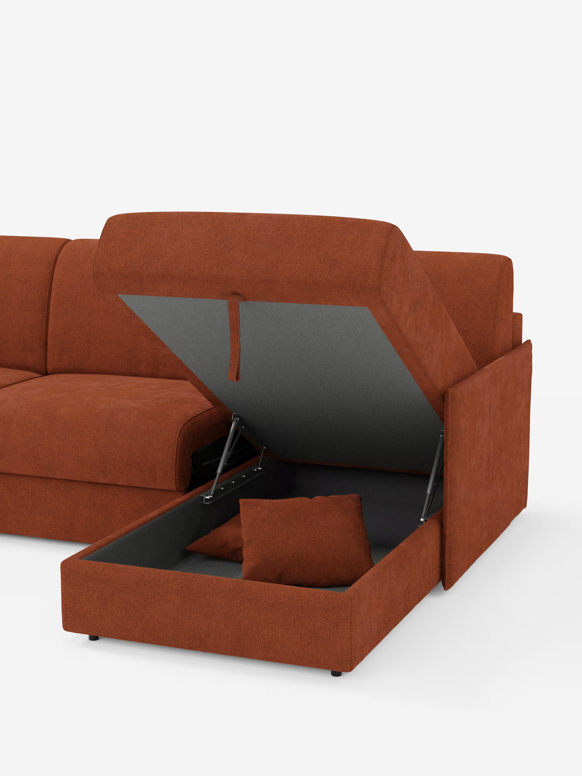 Nella foto è raffigurato un divano letto angolare con penisola contenitore Evans, color ruggine, di Divani.Store, con una delle sedute sollevata, che rivela un ampio vano contenitore interno in cui sono riposti due cuscini coordinati. Sullo sfondo bianco, l’immagine mette in risalto il design compatto del divano, realizzato in tessuto T23 facile da pulire, e la sua pratica funzione di contenimento nascosta.