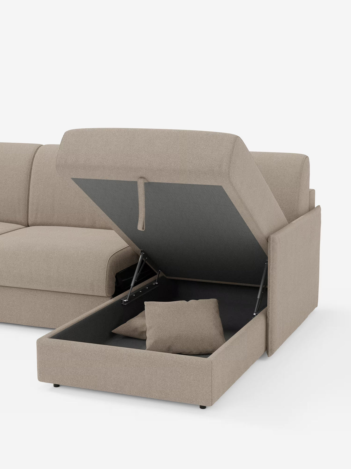 Il divano letto angolare con penisola contenitore Evans di Divani.Store è un elegante divano componibile beige, caratterizzato da una chaise longue che, una volta sollevata, rivela un ampio vano contenitore in cui sono riposti ordinatamente due cuscini beige abbinati. Realizzato in tessuto T23 di facile pulizia, questo modello compatto poggia su corte gambe nere che risaltano su uno sfondo bianco pulito.