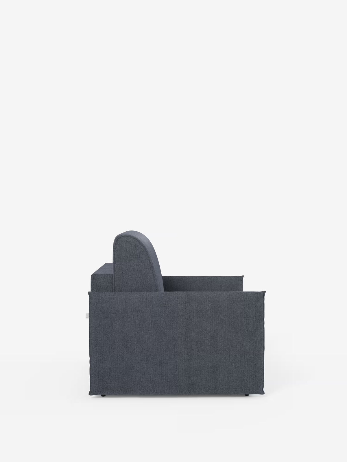 Vista laterale della poltrona letto compatta Evans con materasso di Divani.Store in grigio scuro, raffigurata su uno sfondo bianco. Questa poltrona letto compatta presenta una silhouette squadrata con braccioli dritti e un unico cuscino dello schienale, caratterizzata da linee pulite con dettagli visibili ridotti al minimo e priva di elementi decorativi. Rivestita in tessuto T23 sfoderabile e antimacchia, questa poltrona letto singola coniuga la semplicità contemporanea con un design pratico per