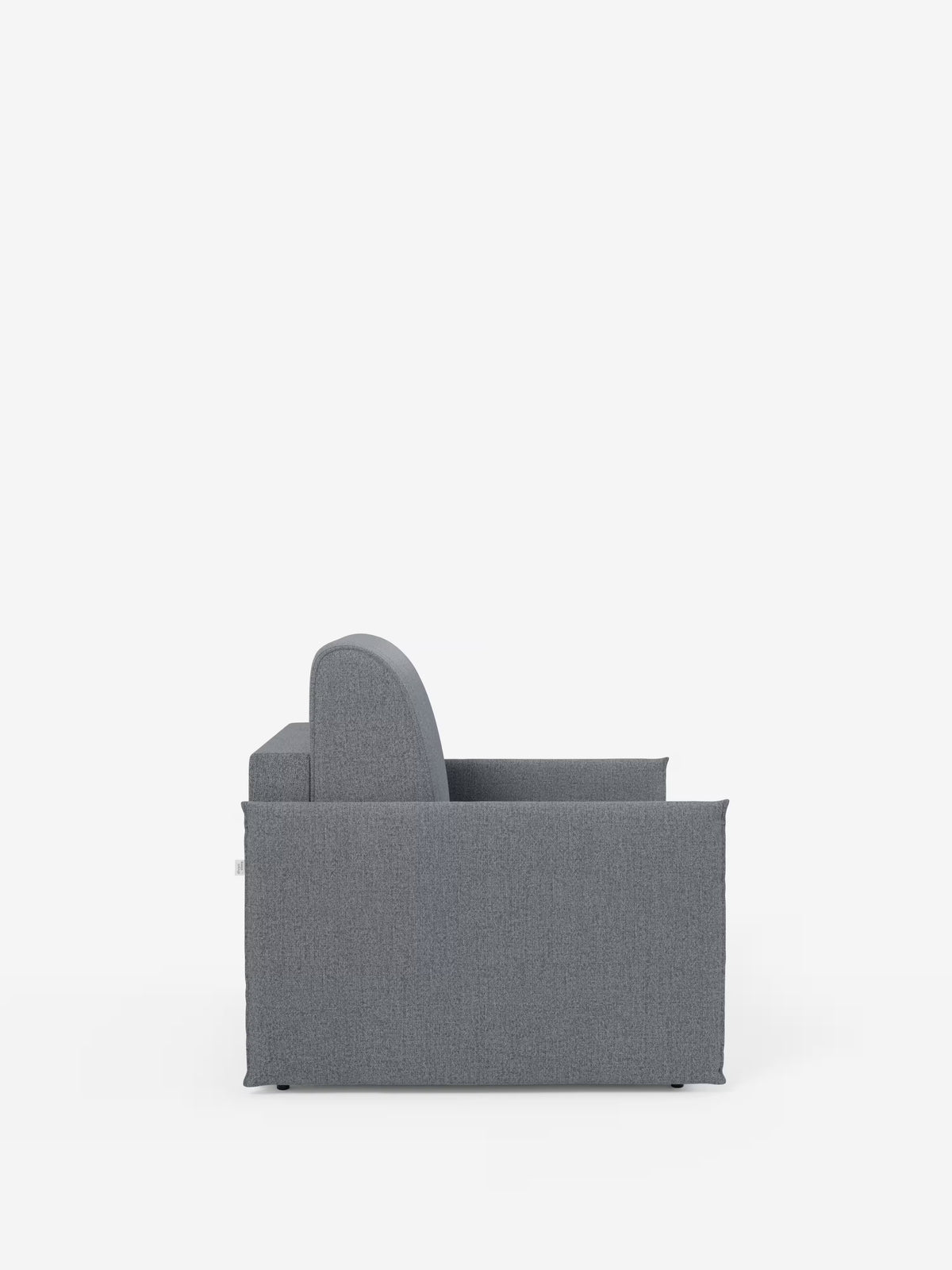 Una vista laterale della “Poltrona letto compatta Evans con materasso sfoderabile in tessuto smacchiabile T23” di Divani.Store, che ne mette in risalto il moderno design in tessuto grigio, caratterizzato da una silhouette squadrata e braccioli bassi, su uno sfondo bianco a tinta unita. Questa poltrona letto minimalista e salvaspazio è priva di gambe a vista, il che la rende la soluzione ideale per aggiungere un letto supplementare in spazi ridotti.
