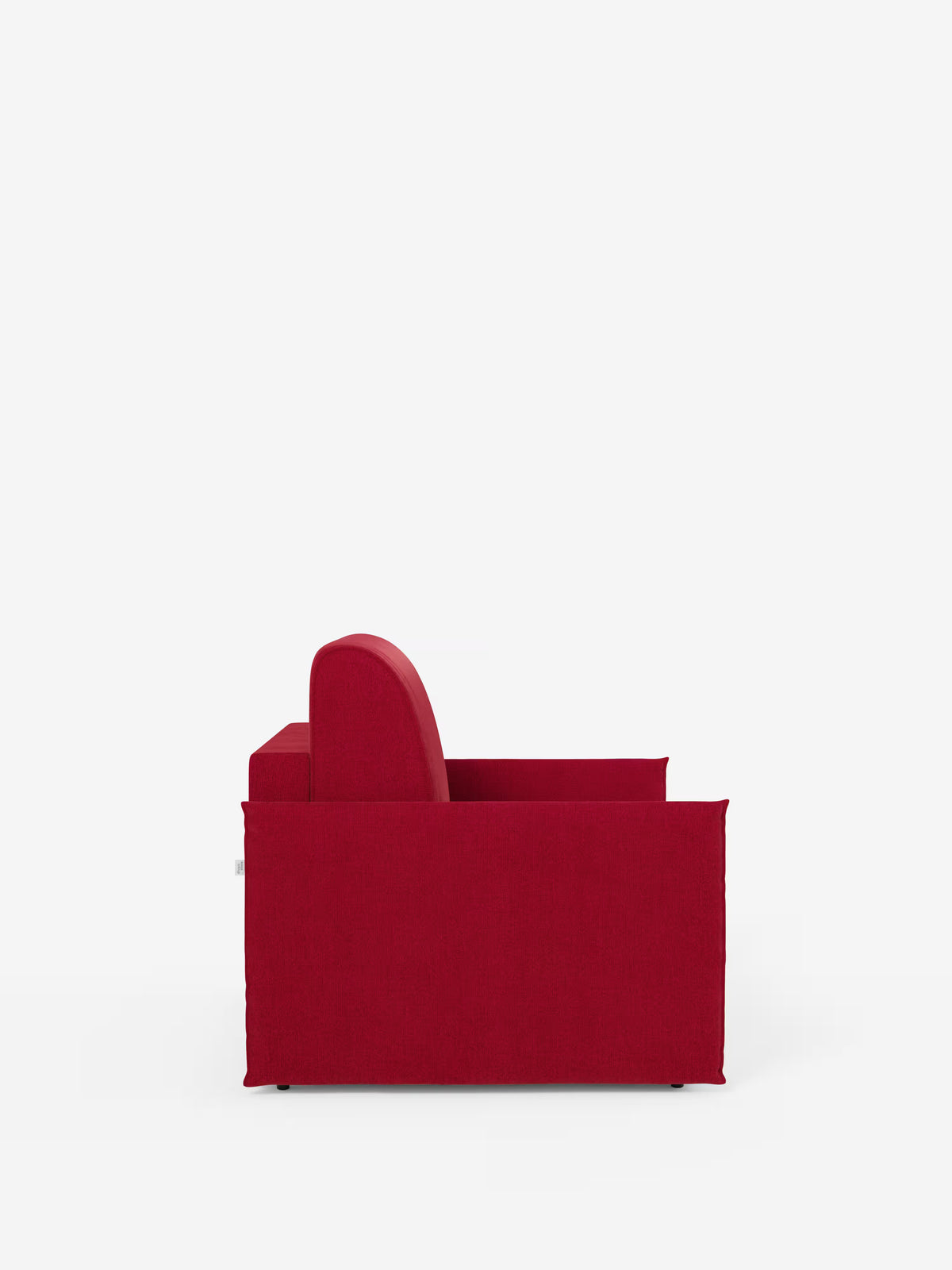 La poltrona letto compatta Evans con materasso di Divani.Store è raffigurata di profilo su uno sfondo bianco a tinta unita. Sono visibili il bracciolo, la seduta e lo schienale, che mettono in risalto le linee pulite e il design squadrato e moderno. Rivestita in tessuto T23 sfoderabile e antimacchia, questa poltrona letto salvaspazio è posizionata al centro con uno spazio vuoto che la circonda, accentuandone la silhouette slanciata e la versatilità pratica per gli interni contemporanei.