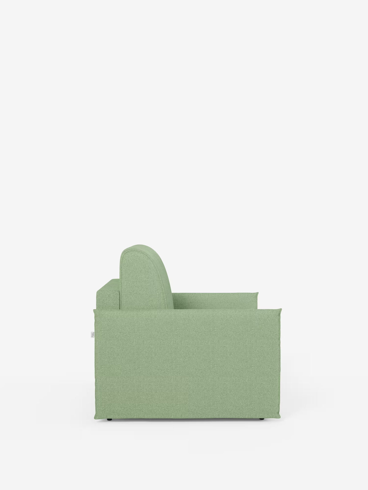 Vista laterale della poltrona letto compatta Evans con materasso di Divani.Store, rivestita in tessuto T23 verde chiaro, sfoderabile e antimacchia. La poltrona compatta presenta una silhouette semplice e squadrata con braccioli dritti, una seduta rettangolare e uno schienale imbottito leggermente curvo. Essendo una pratica soluzione salvaspazio (poltrona letto salvaspazio), si trasforma facilmente in un letto aggiuntivo (letto aggiuntivo) quando necessario. Il design poggia su gambe sottili, quasi