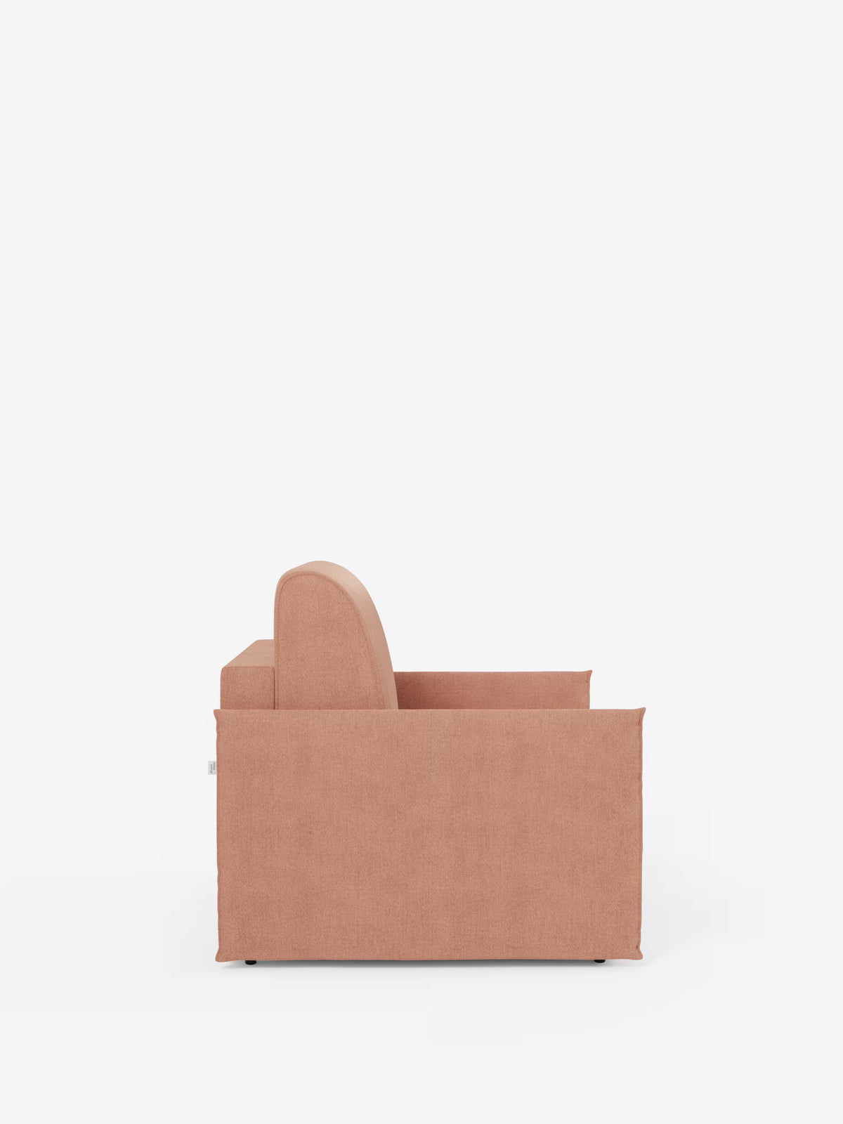 Vista laterale della poltrona letto compatta Evans con materasso di Divani.Store, caratterizzata da una silhouette moderna e squadrata, rivestita in tessuto T23 rosa antimacchia su uno sfondo bianco a tinta unita. Questo divano è caratterizzato da braccioli dritti, schienale imbottito e un design minimalista con morbido rivestimento sfoderabile. Le sue linee pulite e la struttura ingegnosa offrono sia un fascino contemporaneo che una pratica funzionalità salvaspazio.