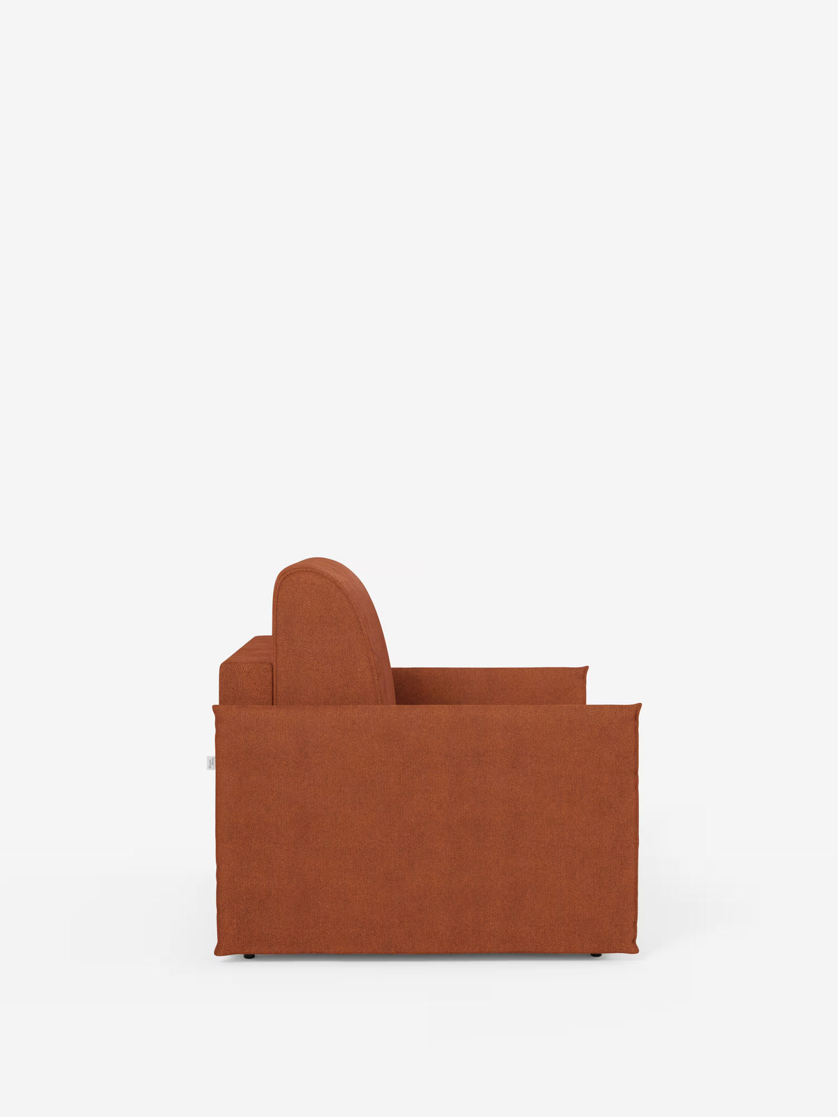 Vista laterale della poltrona letto compatta Evans con materasso di Divani.Store, rivestita in tessuto smacchiabile T23 color arancio bruciato. Questa poltrona dalle linee squadrate e minimaliste presenta braccioli dritti e uno schienale leggermente ricurvo. Il suo design versatile e salvaspazio integra un comodo materasso da 70x197 cm, rendendola la scelta ideale per gli interni contemporanei. La poltrona è posizionata su uno sfondo bianco a tinta unita, che ne esalta l’estetica semplice e moderna.