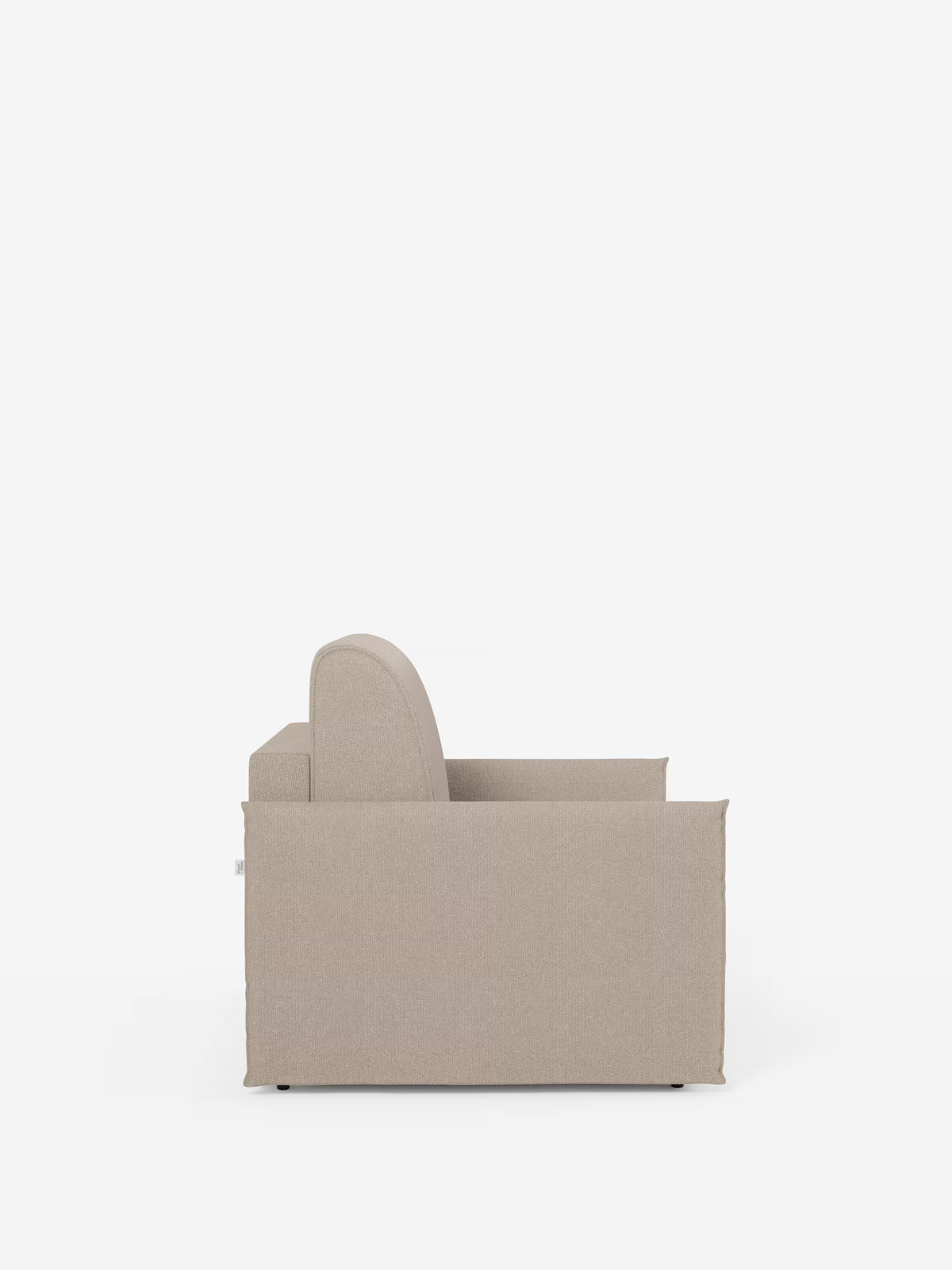 La poltrona letto compatta Evans con materasso di Divani.Store è raffigurata di profilo su uno sfondo bianco a tinta unita, rivestita in beige, con una silhouette squadrata caratterizzata da braccioli dritti e uno schienale leggermente ricurvo. Questo modello salvaspazio ha un’altezza ridotta da terra e coniuga stile e praticità. La poltrona letto compatta è dotata di rivestimenti sfoderabili in tessuto T23 resistente alle macchie e non presenta altri elementi decorativi o oggetti.