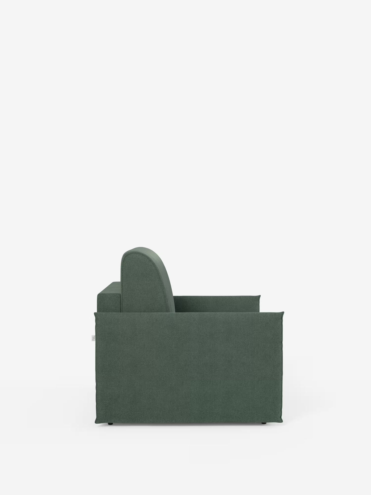 Vista laterale della poltrona letto compatta Evans con materasso di Divani.Store, rivestita in tessuto T23 ant macchia di colore verde scuro, sfoderabile. Su uno sfondo bianco uniforme, sono visibili solo il bracciolo, lo schienale e il cuscino della seduta. Questo divano dalle forme squadrate e minimaliste presenta linee rette e un tessuto dalla trama delicata: una soluzione salvaspazio ideale o una versatile poltrona letto singola per ospitare ospiti in più.