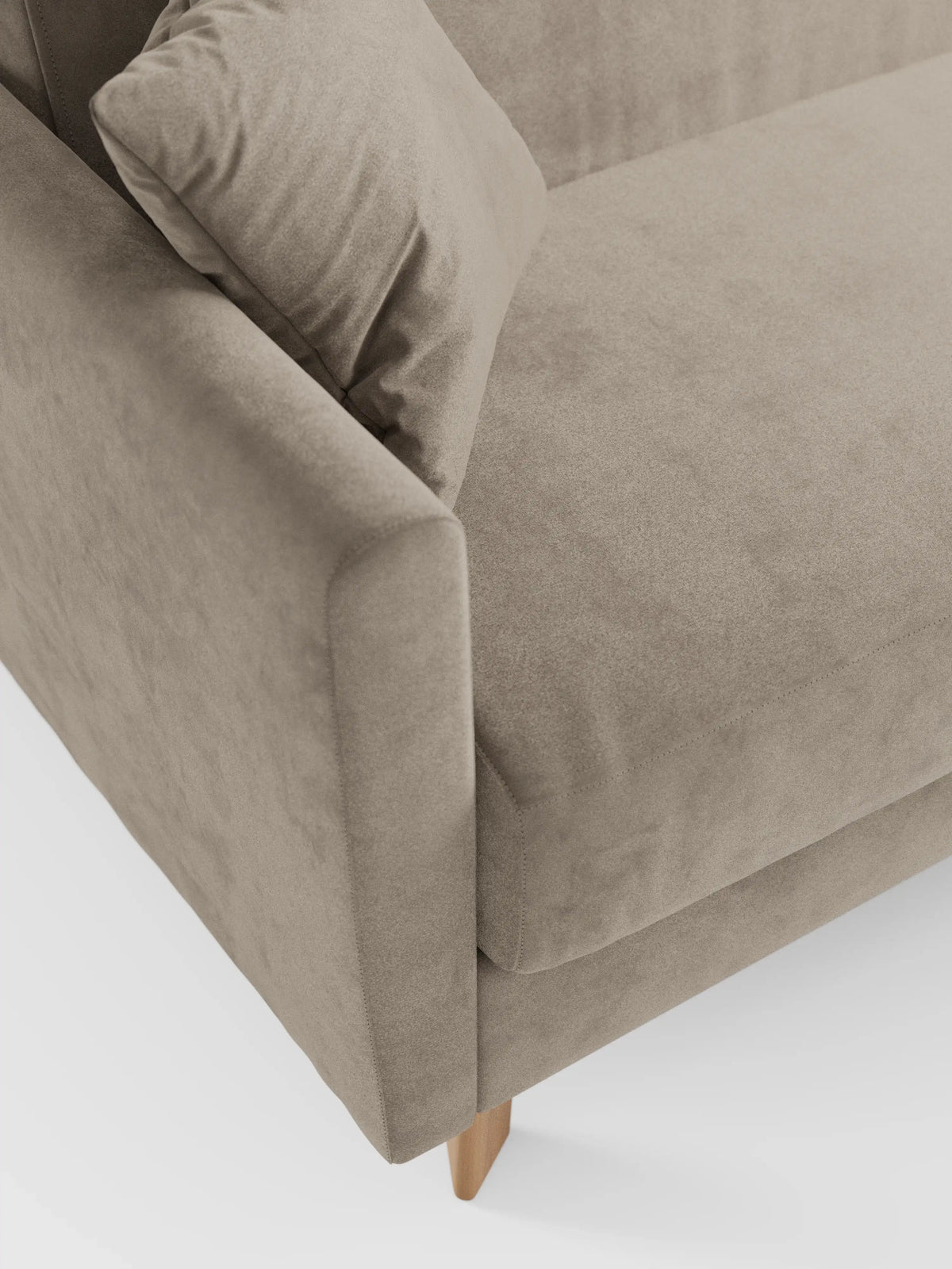 Primo piano di un divano letto Francy color marrone chiaro con poggiatesta regolabili di Divani.Store, interamente rivestito in elegante tessuto T30 resistente alle macchie. L'immagine mette in risalto i cuscini dei braccioli, della seduta e dello schienale, nonché la gamba in legno, esaltandone le linee pulite e moderne e la morbida consistenza su uno sfondo bianco a tinta unita. Questo divano a tre posti è dotato di rivestimento sfoderabile al 100% per una facile manutenzione.
