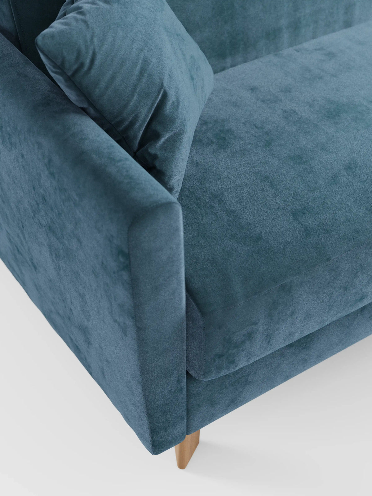 Primo piano del divano letto Francy con poggiatesta regolabili di Divani.Il negozio ne mette in risalto, con una ripresa dall’alto in angolazione, il moderno tessuto T30 blu-verde acqua, sfoderabile al 100% e resistente alle macchie; i braccioli e i cuscini presentano linee pulite, un cuscino coordinato e gambe in legno chiaro, il tutto su uno sfondo bianco per un effetto davvero in stile moderno.