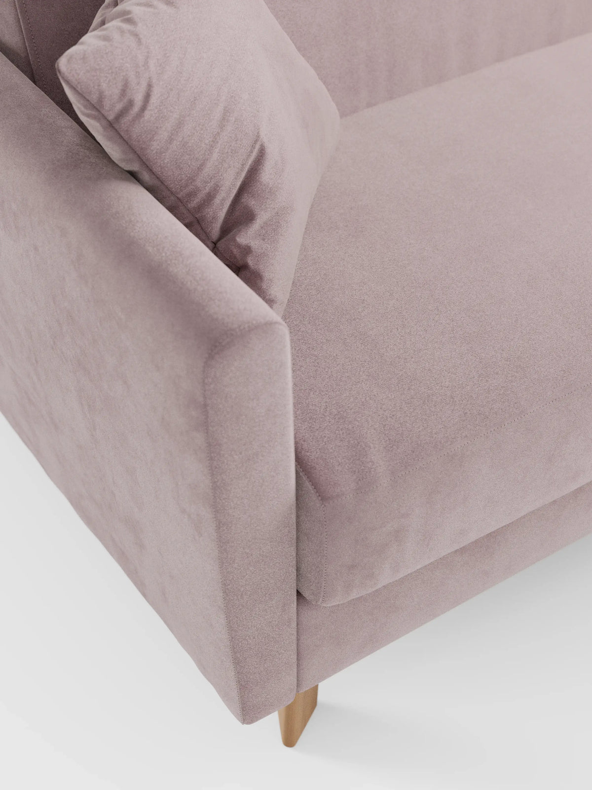 Primo piano del divano letto contemporaneo Francy con poggiatesta regolabili di Divani.Store, caratterizzato da un elegante rivestimento in tessuto T30 color malva chiaro smacchiabile, braccioli angolari dalle linee decise, cuscini dello schienale e una gamba in legno chiaro a vista su sfondo bianco. Il divano è dotato di rivestimento sfoderabile al 100% per una facile pulizia.