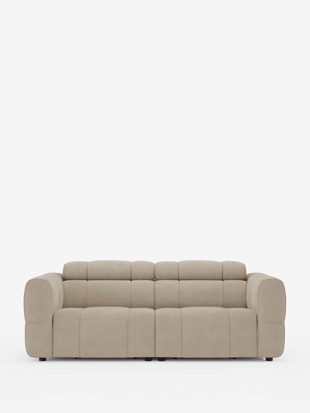 Giotto, divano modulare a 3 posti con poggiatesta reclinabili e funzione relax elettrica opzionale, in tessuto smacchiabile T23: un divano a 3 posti color beige chiaro con motivo a griglia trapuntato, braccioli arrotondati e profilo ribassato su sfondo bianco.
