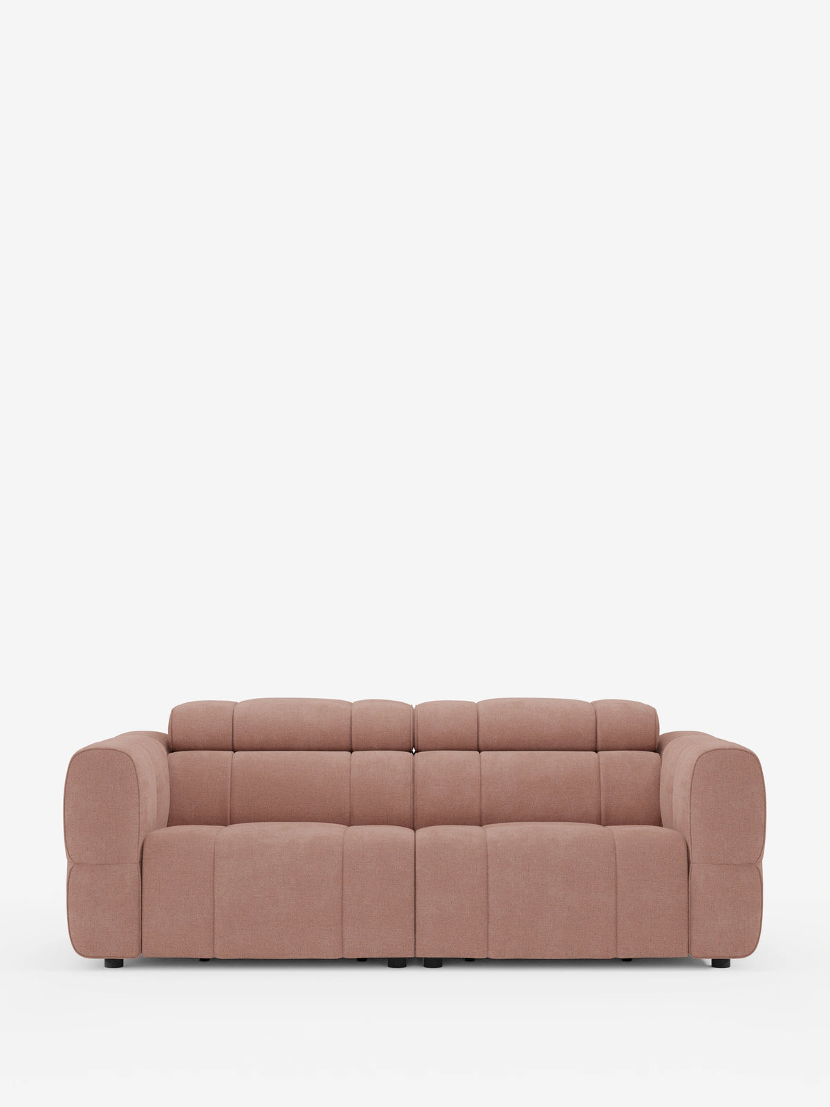 Un divano modulare Giotto a 3 posti color rosa antico, con poggiatesta reclinabili e funzione relax elettrica opzionale, rivestito in tessuto smacchiabile T23, spicca su uno sfondo bianco con morbidi braccioli, cuscini segmentati e piedini neri bassi.