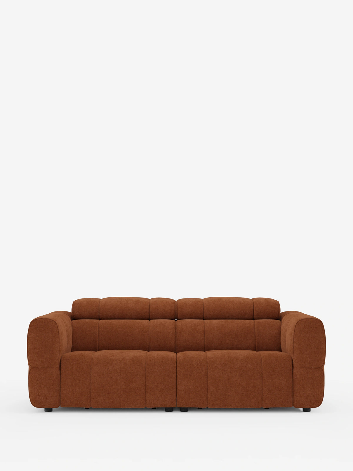 Un divano modulare Giotto a 3 posti, con poggiatesta reclinabili e funzione relax elettrica opzionale, rivestito in tessuto T23 smacchiabile, in una ricca trama color ruggine, caratterizzato da un design strutturato a pannelli con poggiatesta regolabili su sfondo bianco.
