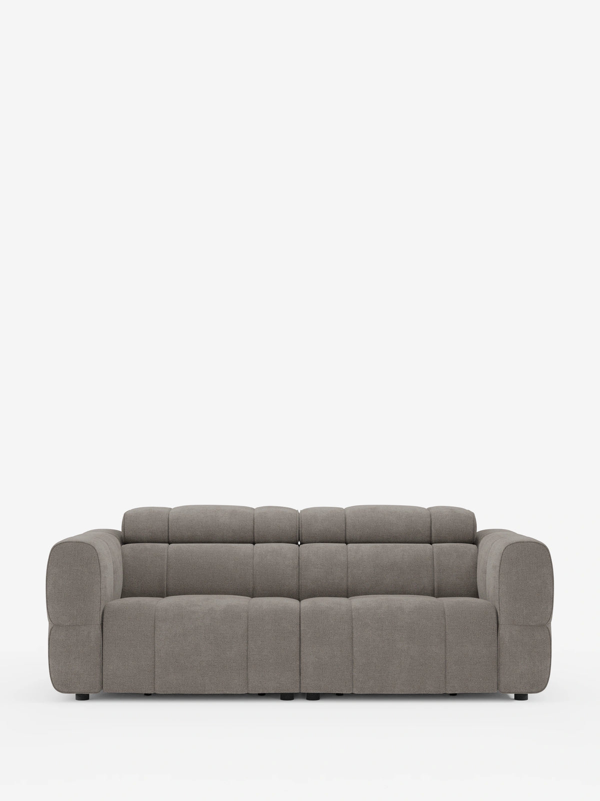 Un divano modulare Giotto a 3 posti, con poggiatesta reclinabili e funzione relax elettrica opzionale, rivestito in tessuto smacchiabile T23 color taupe, con braccioli arrotondati, schienale trapuntato e poggiatesta regolabili su uno sfondo bianco a tinta unita.
