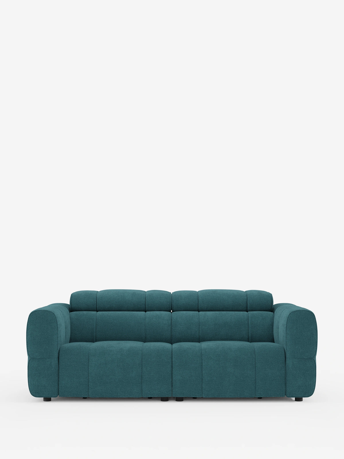 Divano modulare Giotto a 3 posti, con poggiatesta reclinabili e funzione relax elettrica opzionale, rivestito in tessuto smacchiabile T23 color deep teal, caratterizzato da ampi braccioli imbottiti, schienale trapuntato e una base minimalista con piedini bassi e scuri.