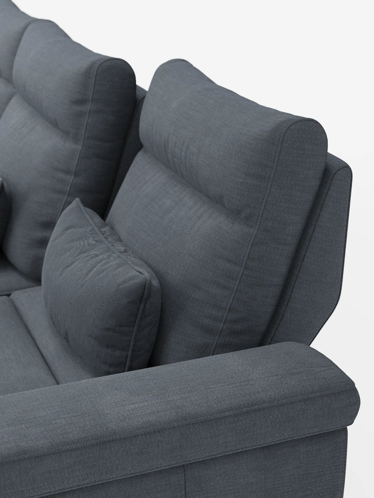 Un primo piano di un divano letto angolare Ischia grigio scuro con schienali regolabili, elemento estraibile e penisola contenitore in tessuto smacchiabile misto lino, che mostra gli schienali regolabili, un cuscino decorativo e il tessuto testurizzato su uno sfondo chiaro.