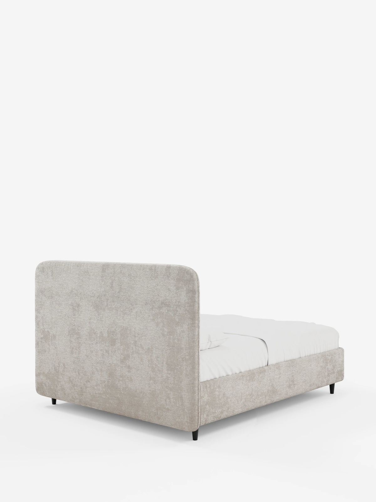 Letto imbottito minimal KAELOS - contenitore, gambe alte e testiera arrotondata in tessuto ciniglia, con una testiera alta e arrotondata di colore beige, base a profilo ribassato su esili gambe nere e biancheria da letto bianca su sfondo bianco.