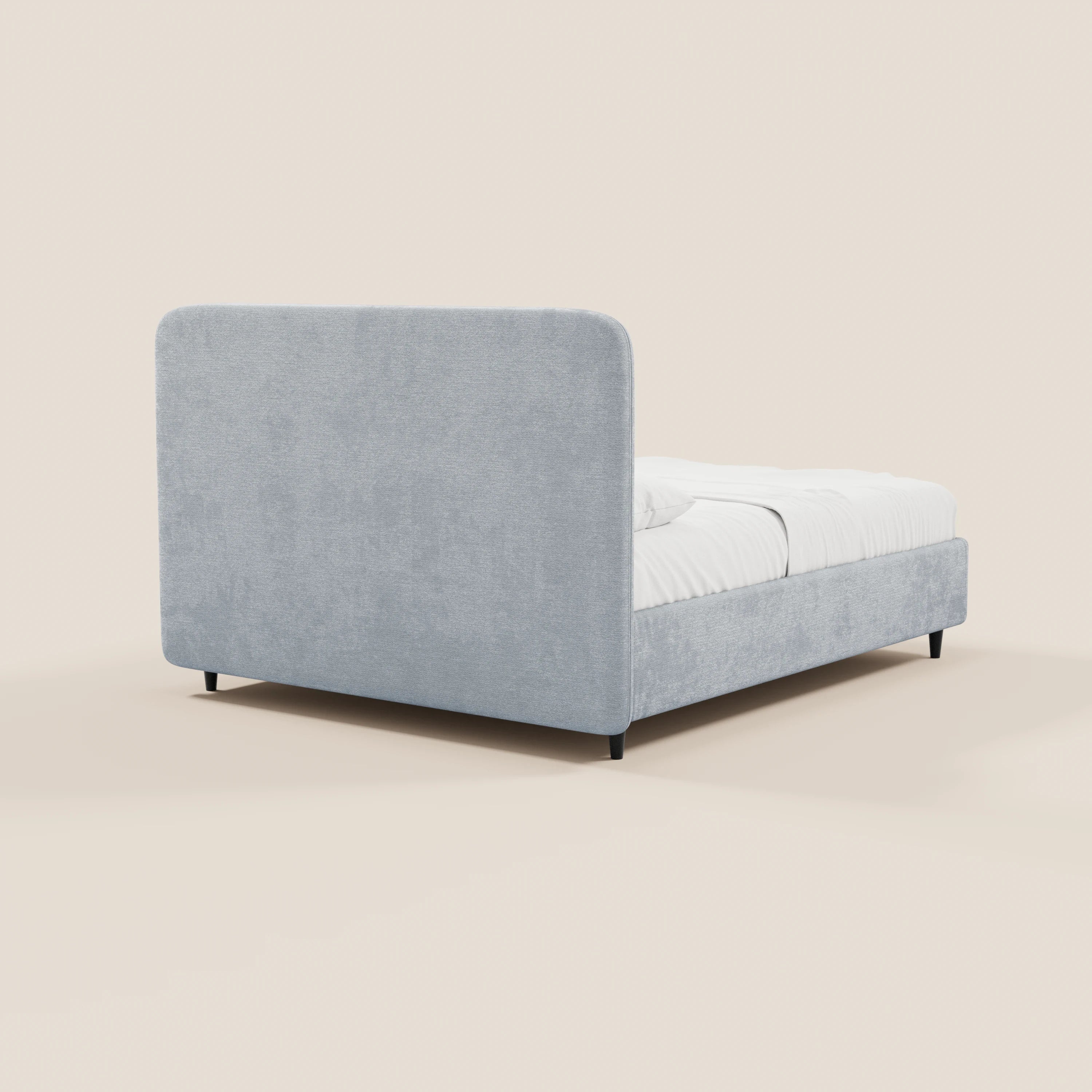 Il letto imbottito KAELOS in stile minimal di Letti.store è caratterizzato da un tessuto in ciniglia, una testiera arrotondata, un vano contenitore e gambe alte. Ripreso da dietro con biancheria da letto bianca su uno sfondo bianco sporco, questo letto moderno dona un tocco di eleganza a qualsiasi stanza.