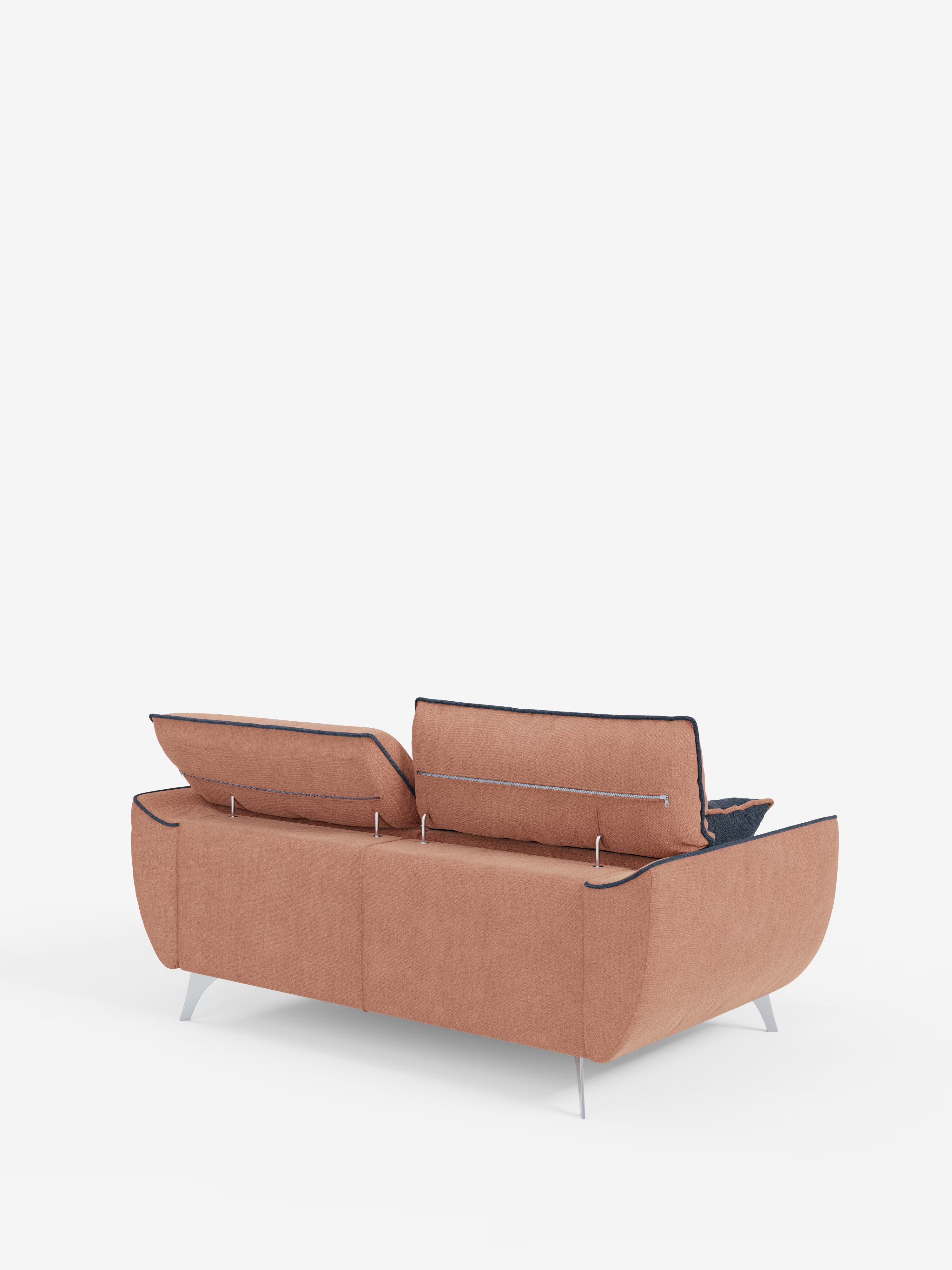 Vi presentiamo il divano Michelangelo a 2 e 3 posti con sedute allungabili e poggiatesta reclinabili di Divani.Store. Questo divano contemporaneo, realizzato in tessuto T23 resistente alle macchie, presenta un design bicolore con rivestimento color terracotta ed eleganti dettagli blu navy che diventano visibili quando i poggiatesta regolabili vengono parzialmente sollevati, creando un suggestivo contrasto visivo. Le sue sottili gambe argentate completano l’estetica moderna, mentre le sedute allungabili