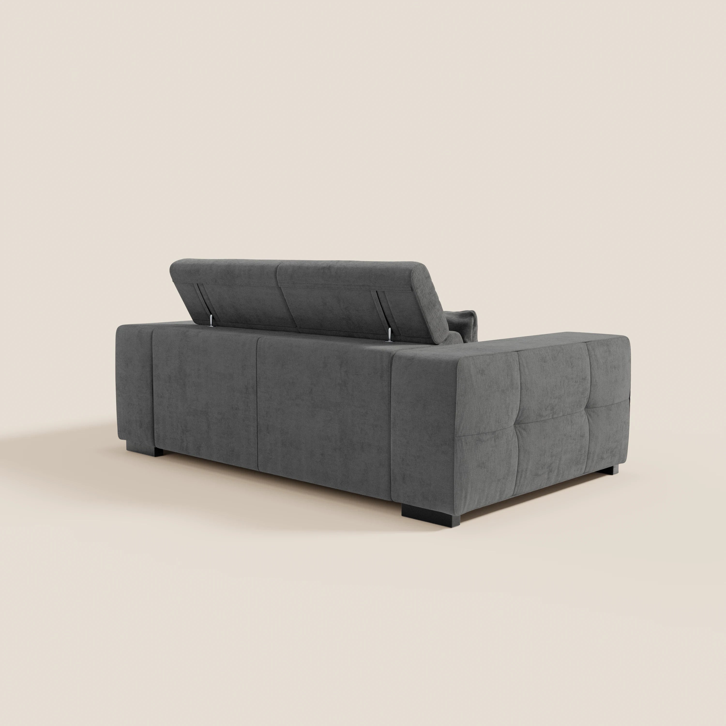 Il Monarch Divano con Relax Elettrico di Divani.Store, in tessuto smacchiabile T31 grigio scuro, è mostrato dallo schienale con poggiatesta reclinabile parzialmente sollevato e allungamento seduto. Il divano poggia su piedini neri su uno sfondo beige.