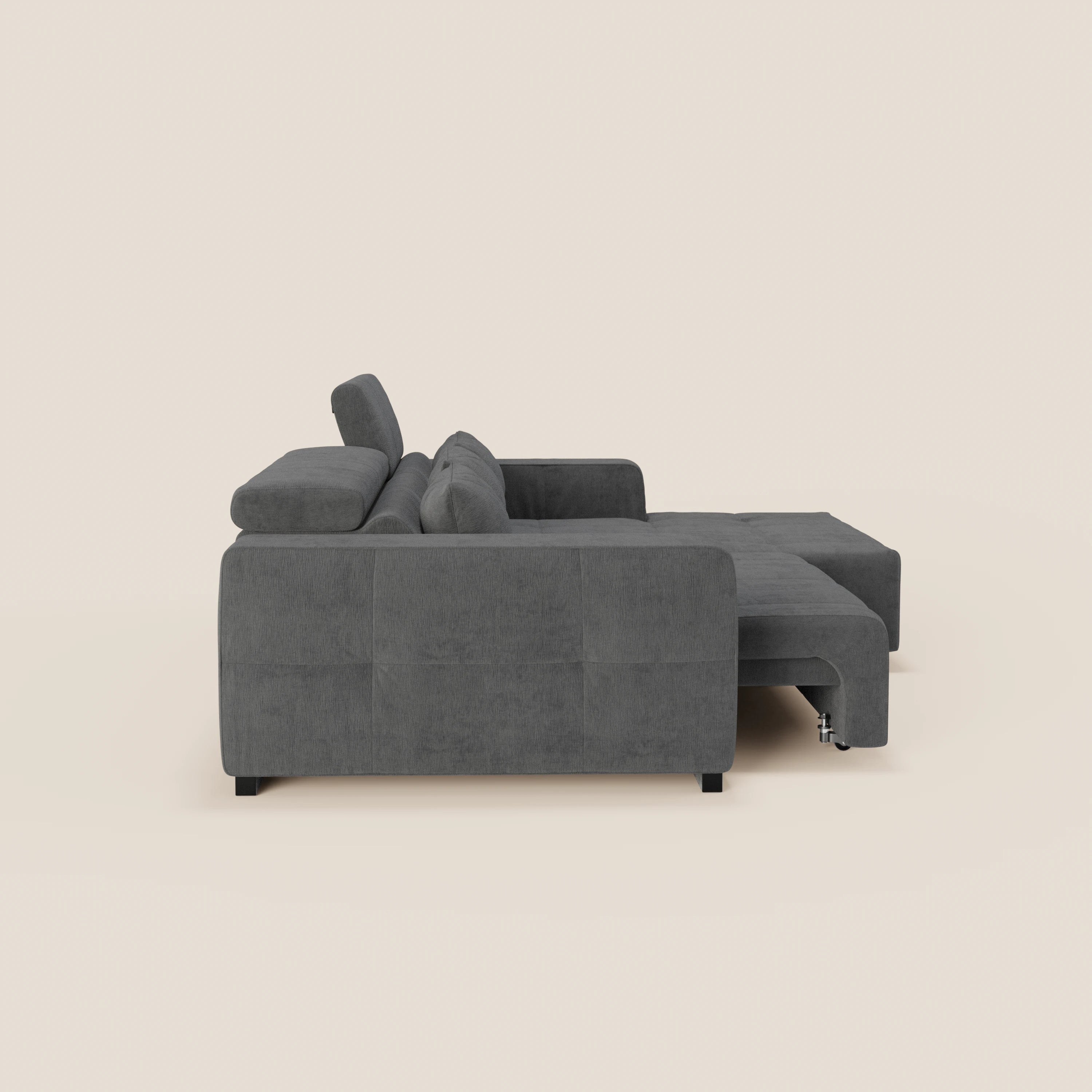Il Monarch Divano angolare con penisola e Relax Elettrico di Divani.Store, in tessuto morbido T31 smacchiabile, ha poggiatesta reclinabili, sedute allungabili elettricamente, un cuscino angolato e si presenta su gambe nere contro sfondo chiaro.