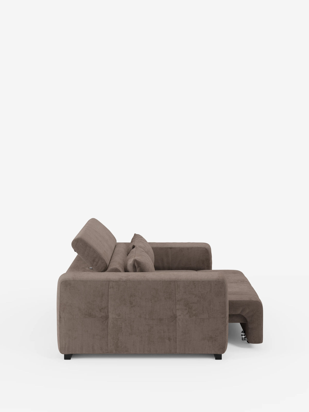 Vista laterale del “Monarch Divano con Relax Elettrico per l’allungamento delle sedute e poggiatesta reclinabile” di Divani.Store, un divano componibile contemporaneo di colore marrone caratterizzato da una chaise longue sul lato destro, cuscini spessi e gambe basse nere. Questo elegante divano è presentato su uno sfondo bianco a tinta unita per mettere in risalto le sue linee rettangolari e il morbido rivestimento in tessuto T31 resistente alle macchie.
