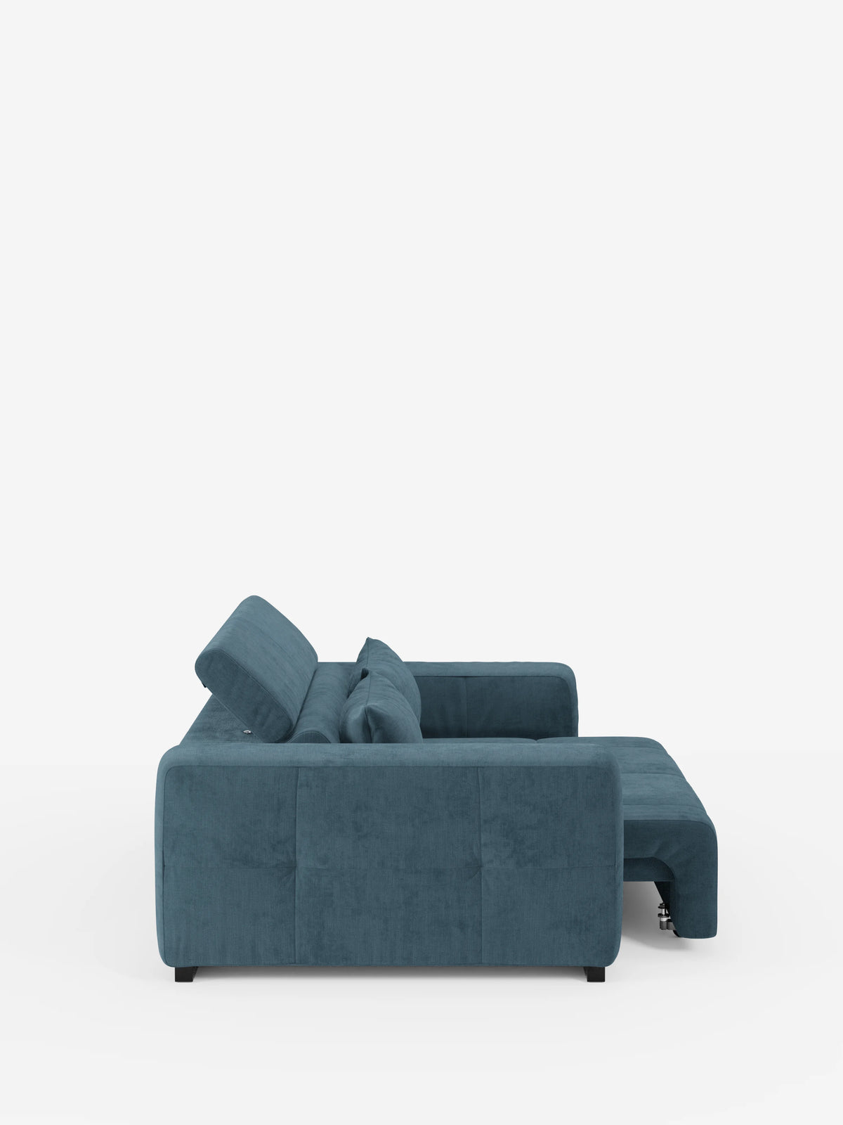 Una vista laterale del divano Monarch con relax elettrico di Divani.Store è raffigurata su uno sfondo bianco a tinta unita. Questo divano componibile, rivestito in morbido tessuto T31 resistente alle macchie, è caratterizzato da soffici cuscini, gambe corte nere e una chaise longue. La sua silhouette moderna e squadrata include un sistema di reclinazione elettrica estensibile della seduta e un poggiatesta reclinabile: un elegante esempio di design italiano contemporaneo.