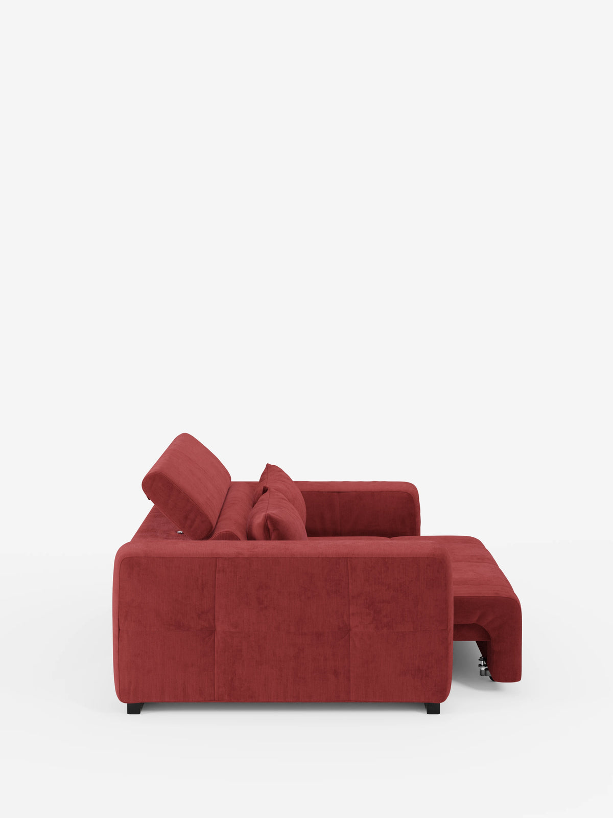 Un divano contemporaneo rosso Monarch con funzione relax elettrica per l’allungamento delle sedute e poggiatesta reclinabile, firmato Divani.Store, è ripreso di profilo su uno sfondo bianco a tinta unita. Questo moderno divano componibile presenta cuscini spessi, ampi braccioli, uno schienale leggermente reclinabile e una chaise longue sulla destra. Rivestito in morbido tessuto T31 resistente alle macchie, offre comfort e stile.