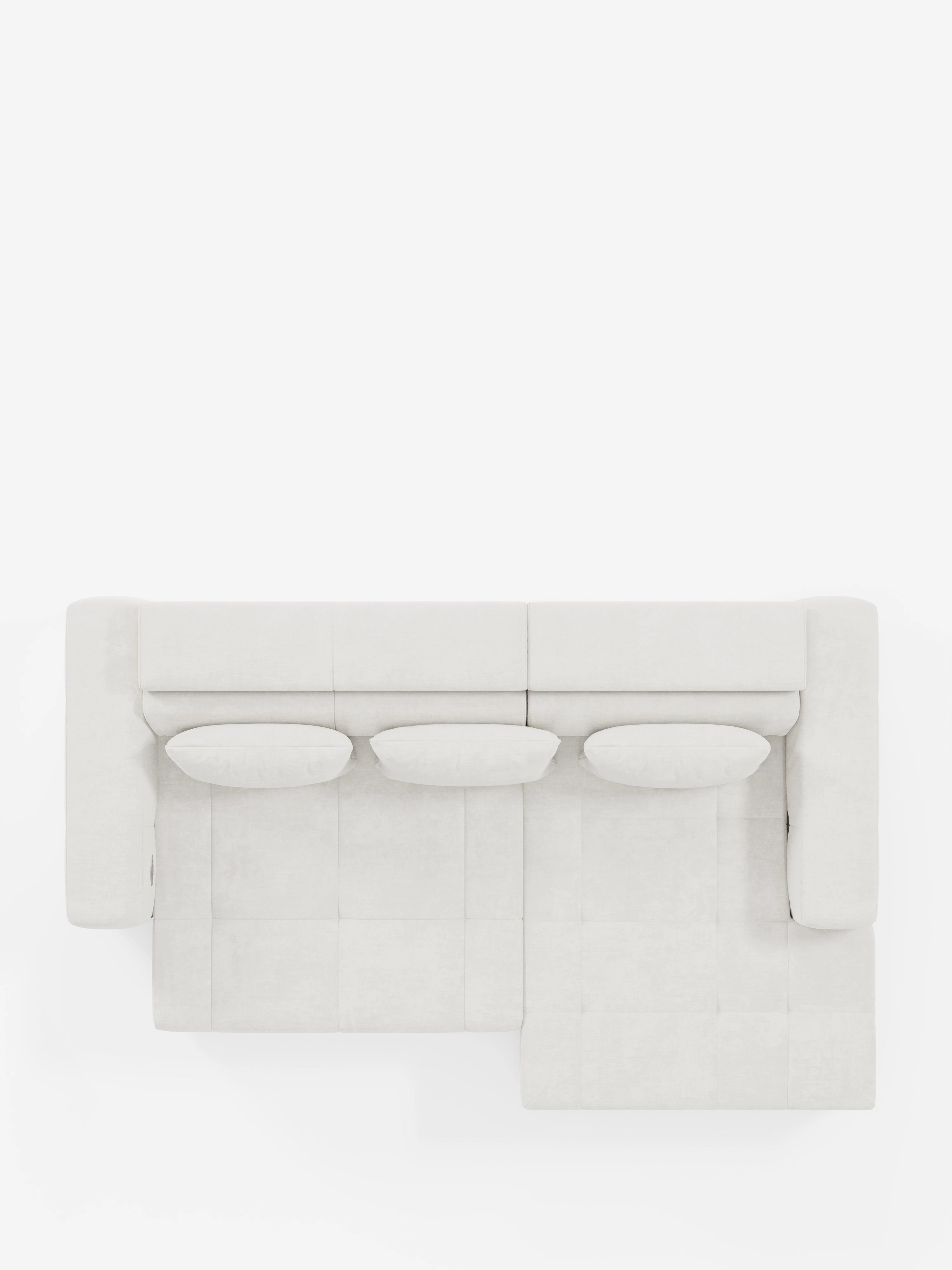 Vista dall’alto del divano angolare Monarch con penisola e funzione Relax Elettrico per l’allungamento delle sedute di Divani.Store, caratterizzato da un design a forma di L di colore bianco con tre cuscini arrotondati sulla seduta. La sezione chaise longue (penisola) è posizionata sul lato destro, creando la caratteristica forma a “L”. Su uno sfondo completamente bianco, questo divano — con i suoi poggiatesta reclinabili e il morbido tessuto T31 resistente alle macchie — risalta chiaramente.