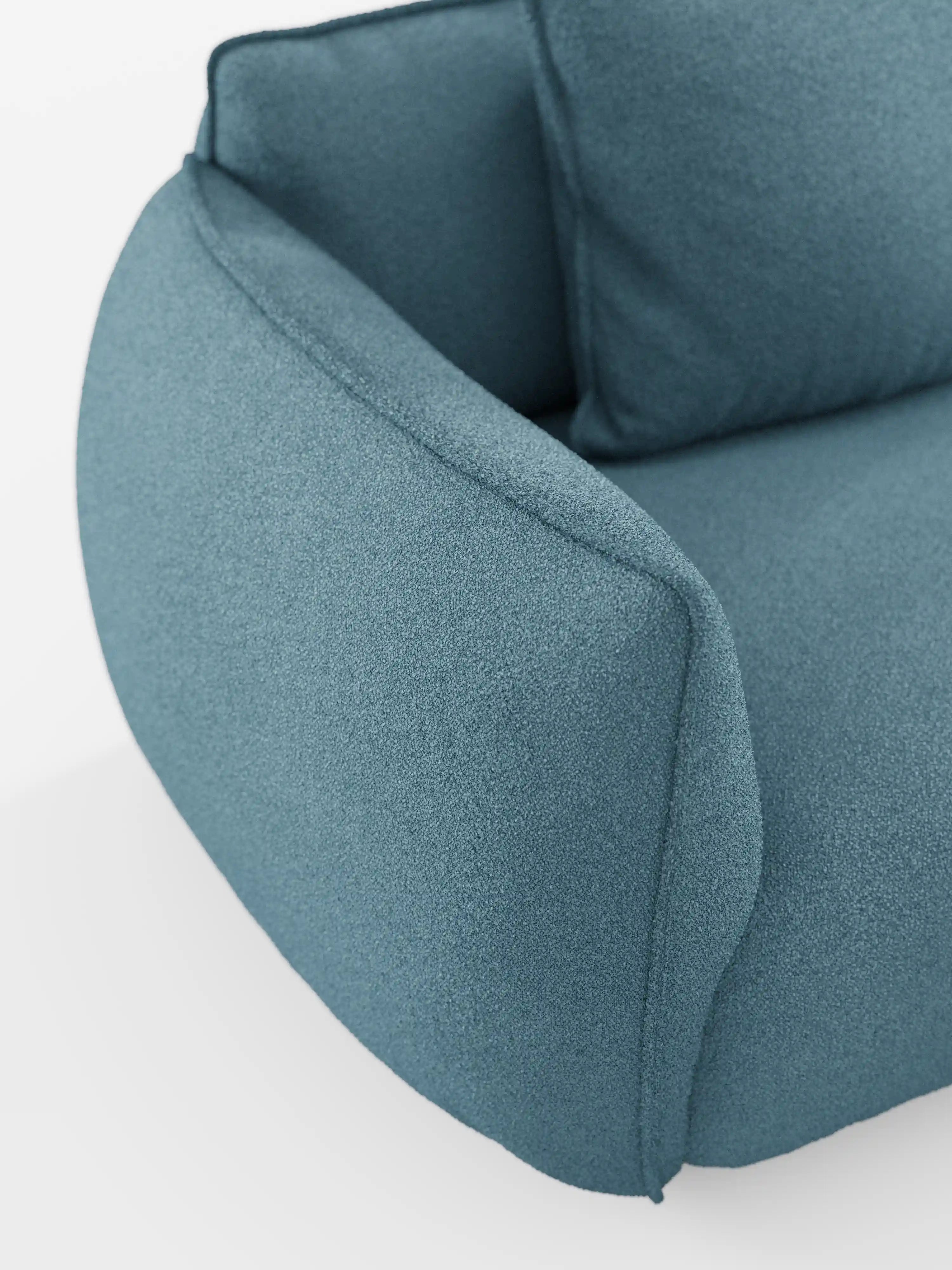 Un primo piano del divano modulare a 3 posti Nimbus di Divani.Store ne mette in risalto il design moderno, caratterizzato da braccioli curvi e imbottiti e dal morbido tessuto T33 con effetto cotone, smacchiabile e dalla trama particolare. L'immagine mette in risalto i cuscini dei braccioli, della seduta e dello schienale su uno sfondo bianco a tinta unita, valorizzando il comfort e lo stile di questo divano modulare.