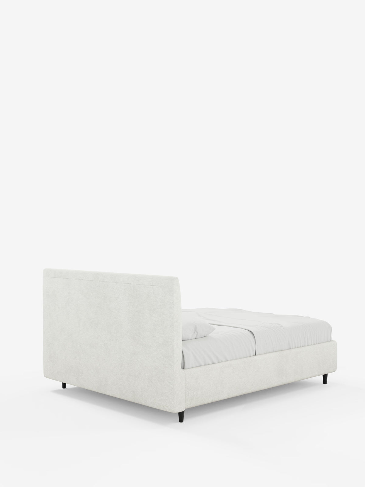 Un letto imbottito contemporaneo ONYX con vano contenitore di Letti.store, qui raffigurato in grigio chiaro con una testiera alta, imbottita e cucita verticalmente in tessuto certificato Oeko-Tex®, e una pediera bassa. Il letto è arredato in modo minimalista con un lenzuolo con angoli bianco, un lenzuolo piano e due cuscini, il tutto su uno sfondo bianco per mettere in risalto il suo design pulito e semplice.