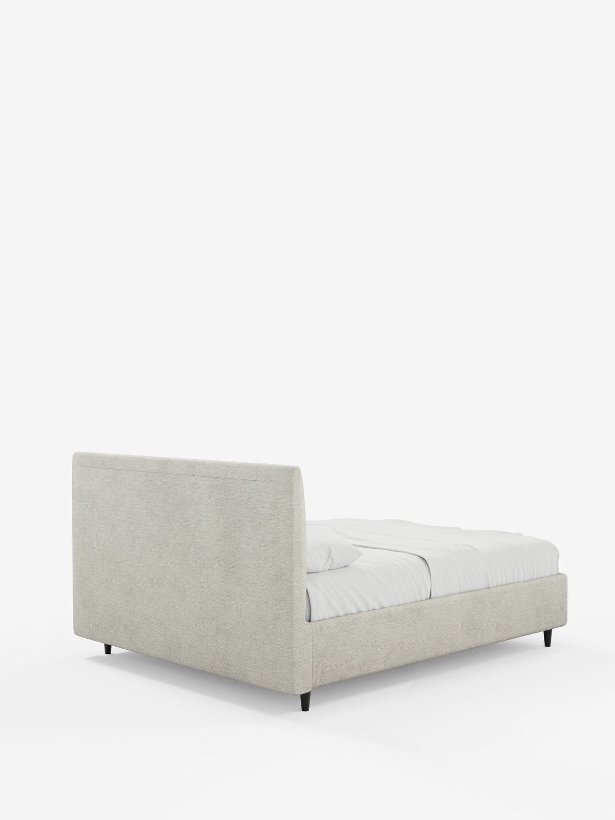 Il letto imbottito con contenitore ONYX di Letti.store presenta una struttura in tessuto beige dal profilo ribassato, certificata Oeko-Tex®, una testiera imbottita verticale leggermente inclinata e gambe corte nere. Un materasso bianco ben sistemato e la biancheria da letto completano il look, mentre lo sfondo bianco a tinta unita mette in risalto il design pulito e minimalista del letto.